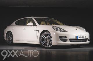 Valkoinen Porsche Panamera