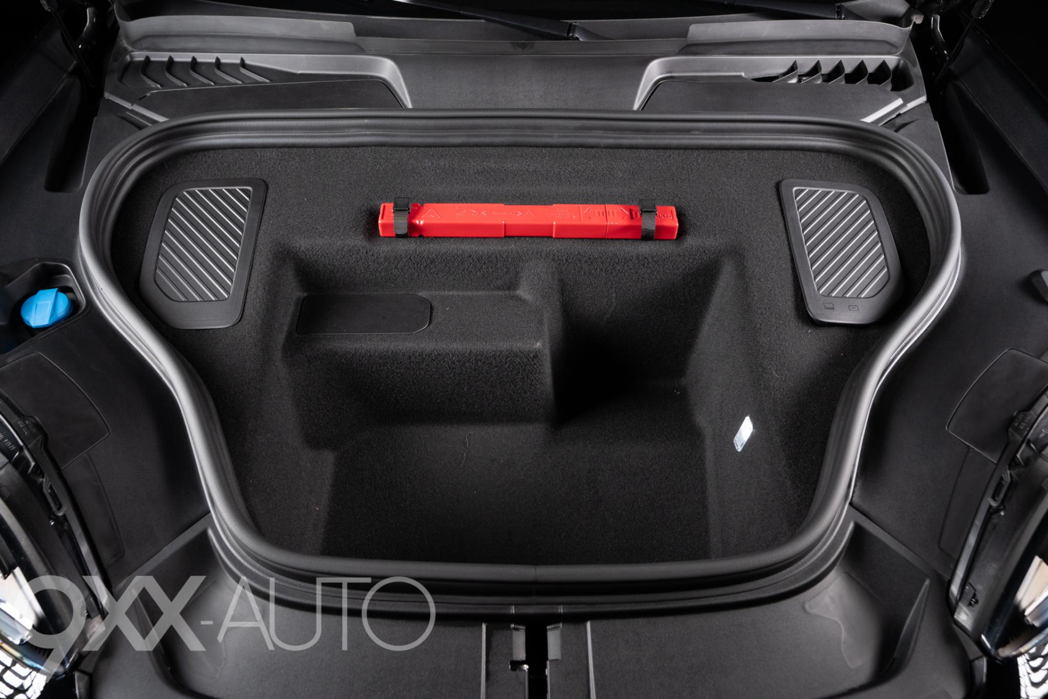 Musta Porsche Macan 4 Advantage Package Plus