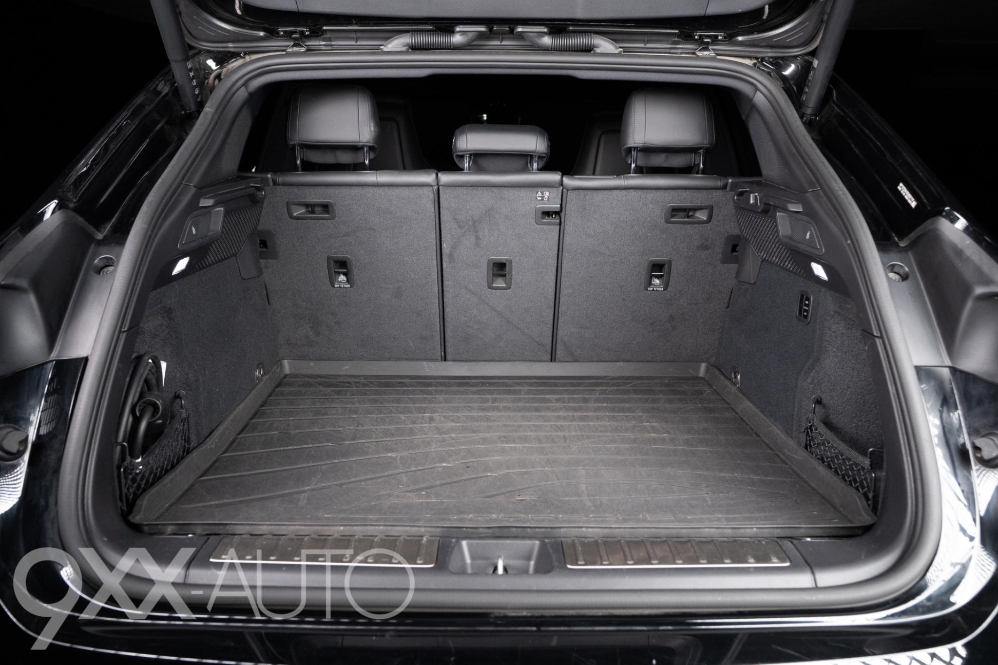 Musta Porsche Macan 4 Advantage Package Plus