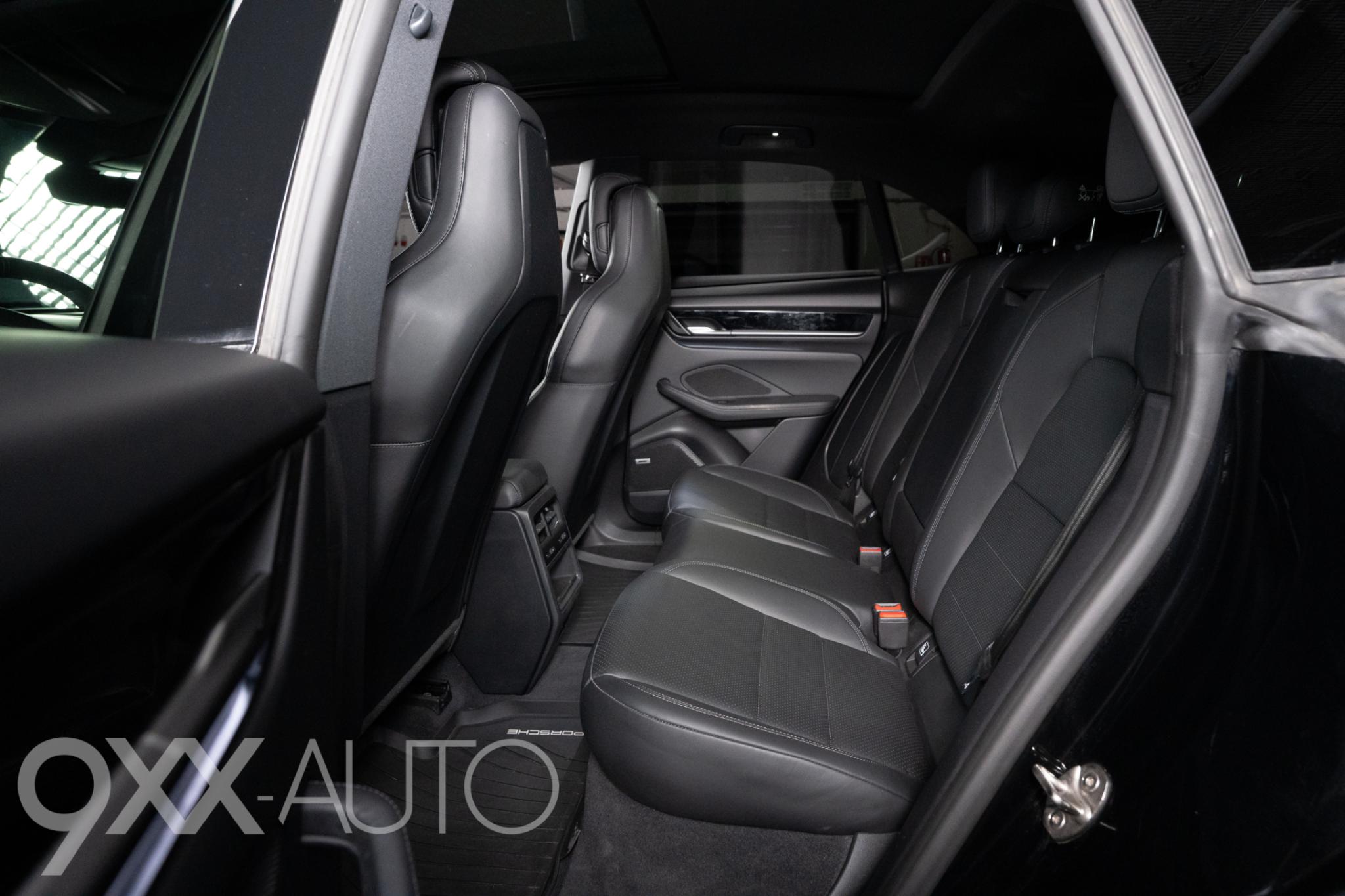 Musta Porsche Macan 4 Advantage Package Plus