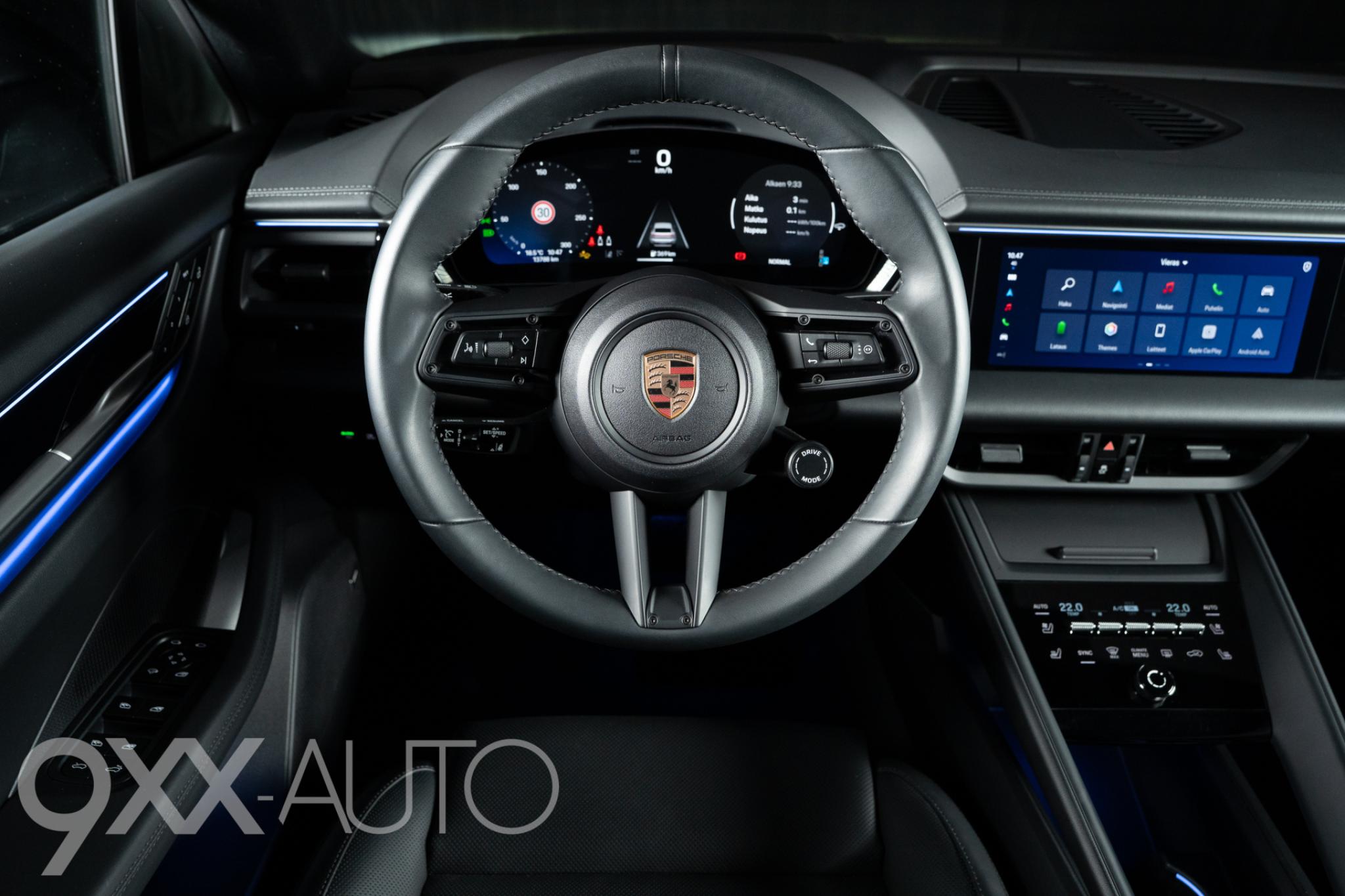 Musta Porsche Macan 4 Advantage Package Plus