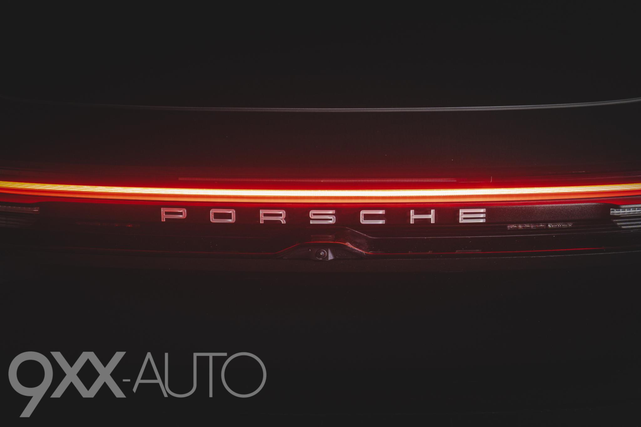 Musta Porsche Macan 4 Advantage Package Plus
