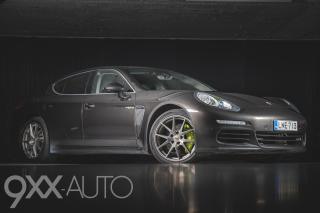 Harmaa Porsche Panamera