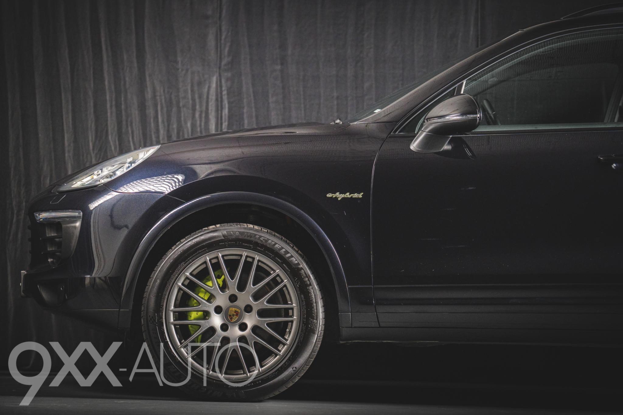 Musta Porsche Cayenne S e-Hybrid Platinum Edition