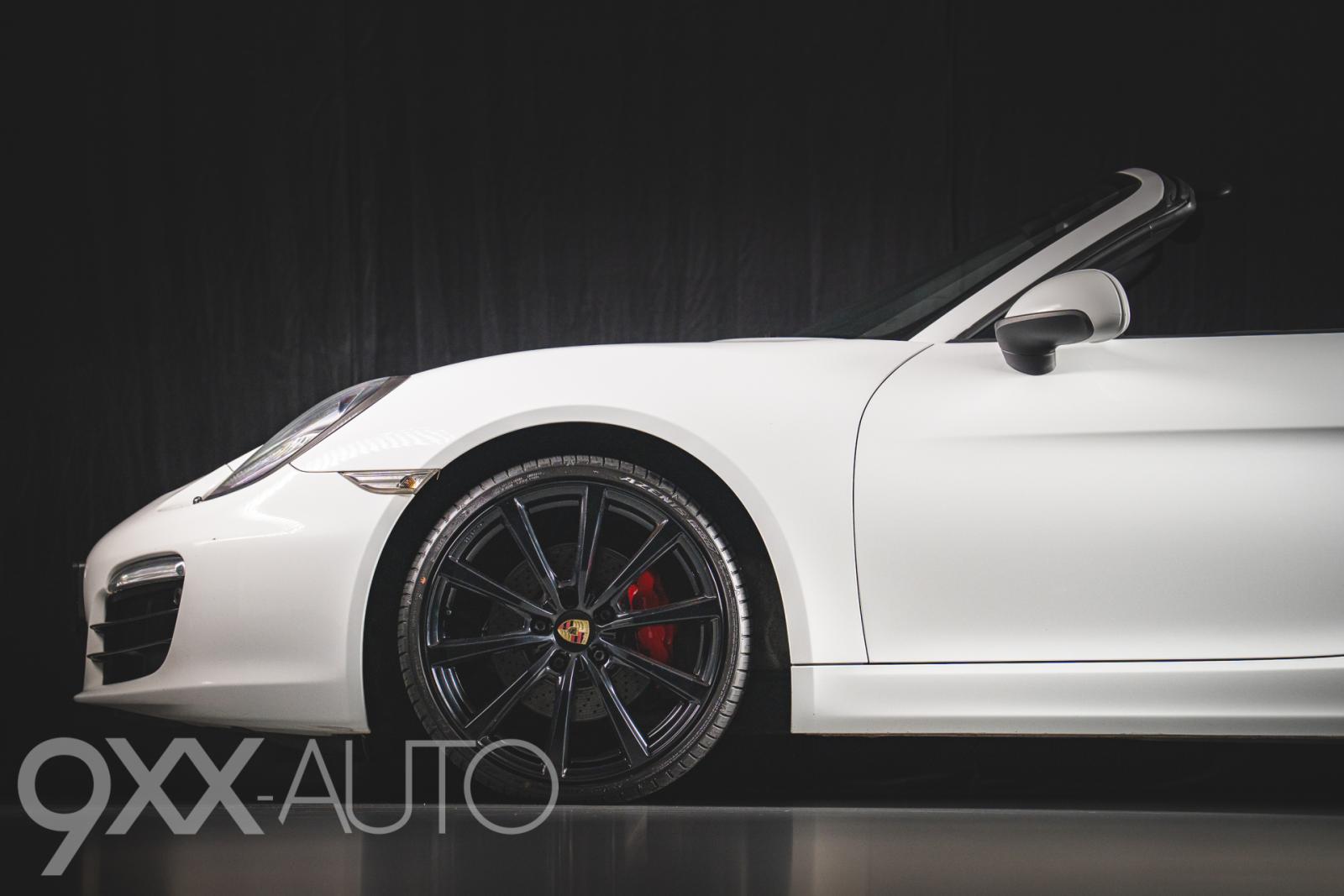 Valkoinen Porsche Boxster S 981 PDK