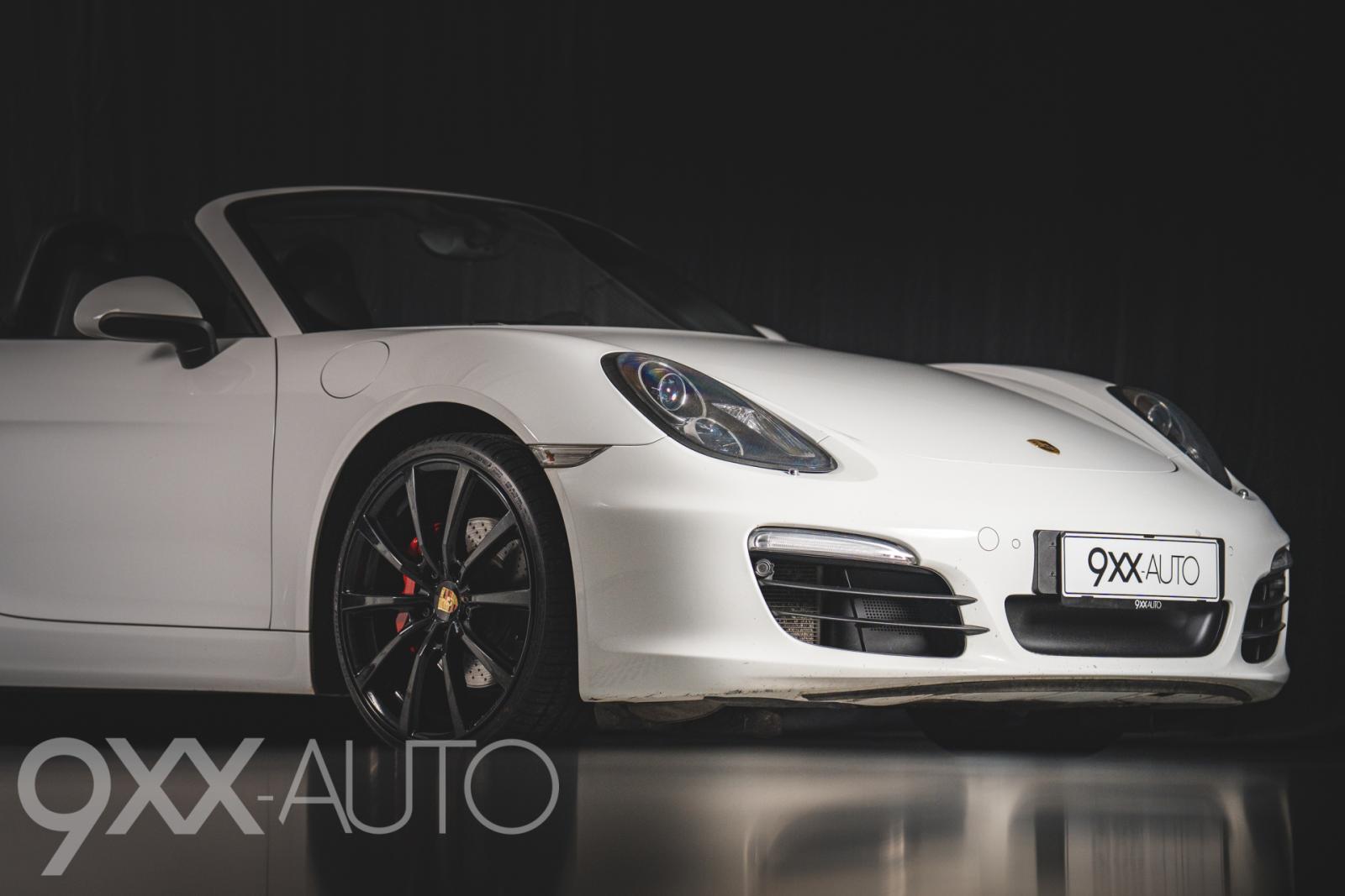 Valkoinen Porsche Boxster S 981 PDK