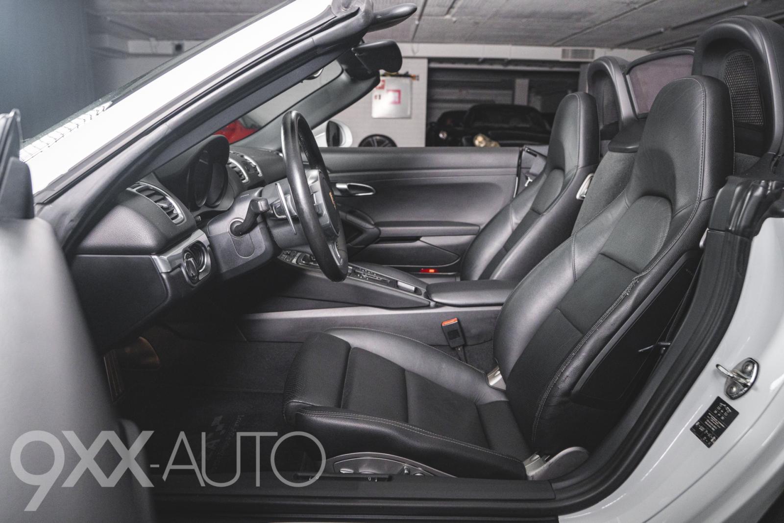 Valkoinen Porsche Boxster S 981 PDK