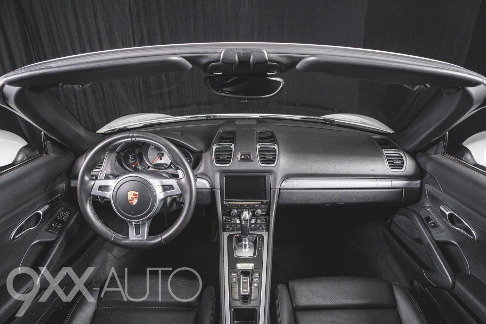 Valkoinen Porsche Boxster S 981 PDK