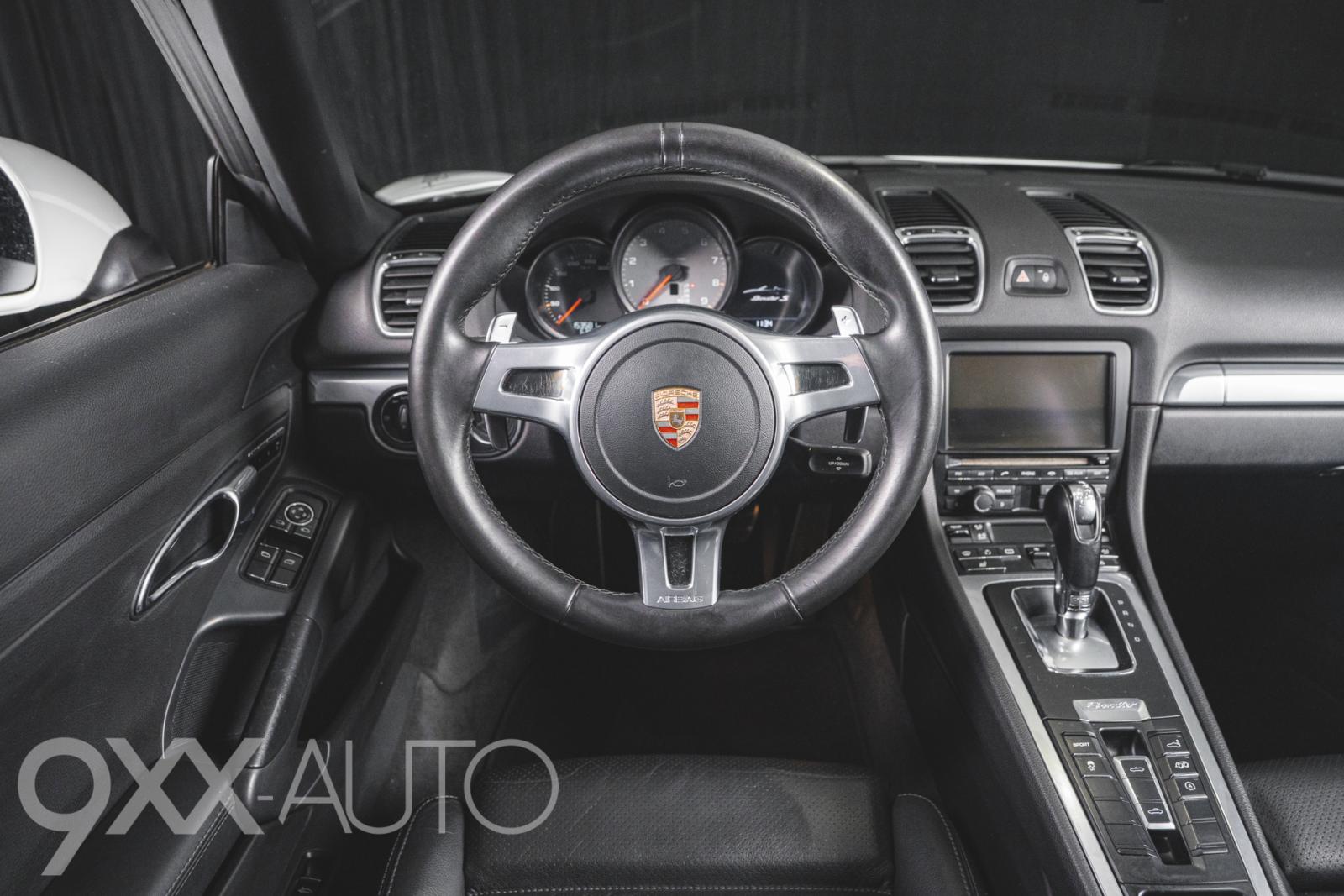 Valkoinen Porsche Boxster S 981 PDK