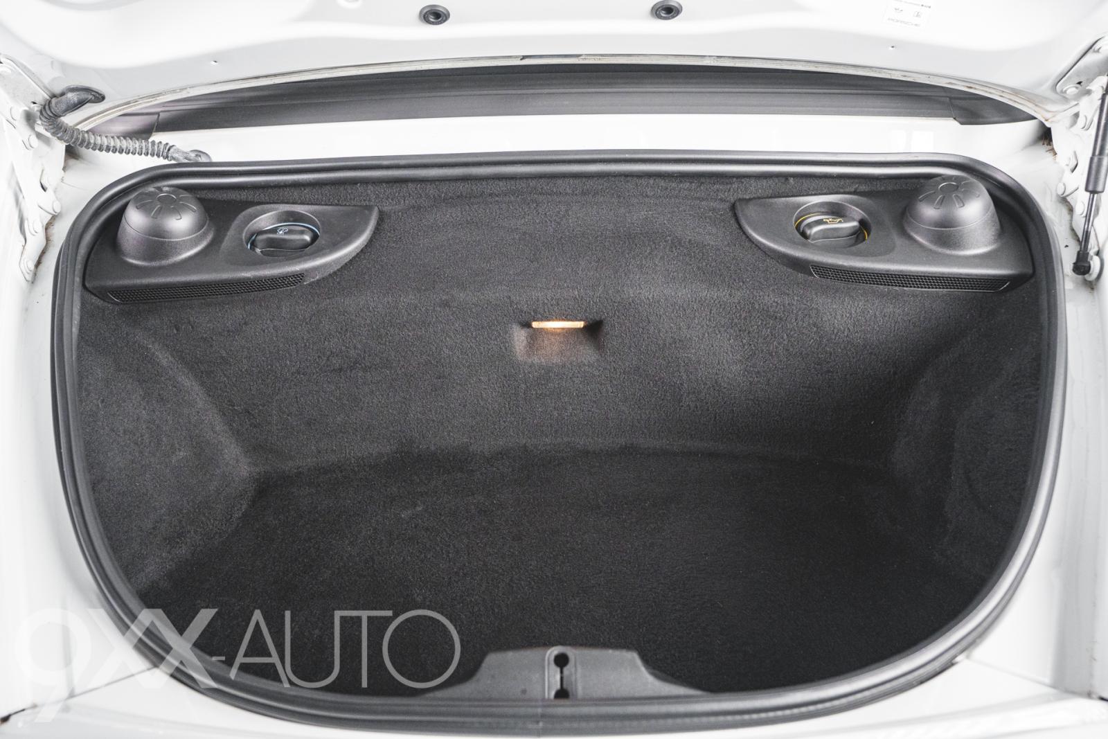 Valkoinen Porsche Boxster S 981 PDK