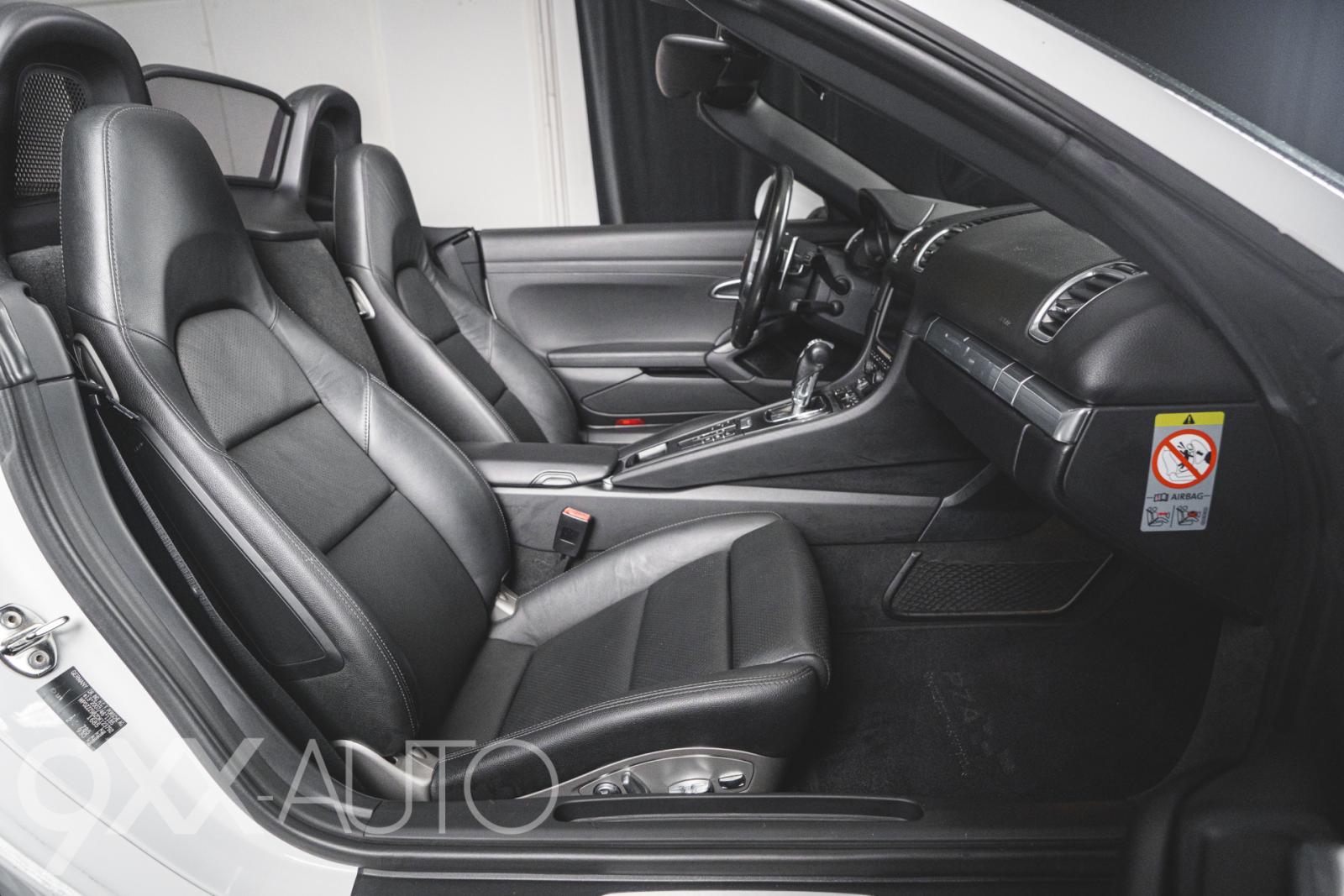 Valkoinen Porsche Boxster S 981 PDK