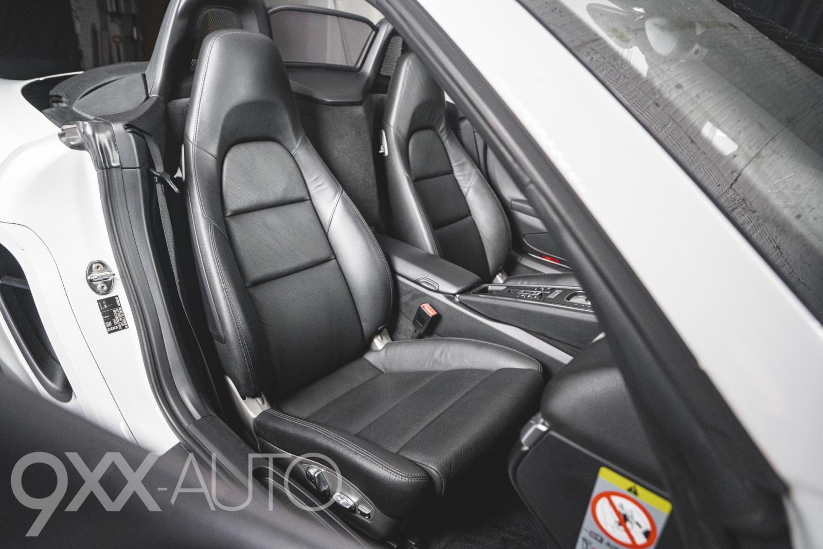 Valkoinen Porsche Boxster S 981 PDK