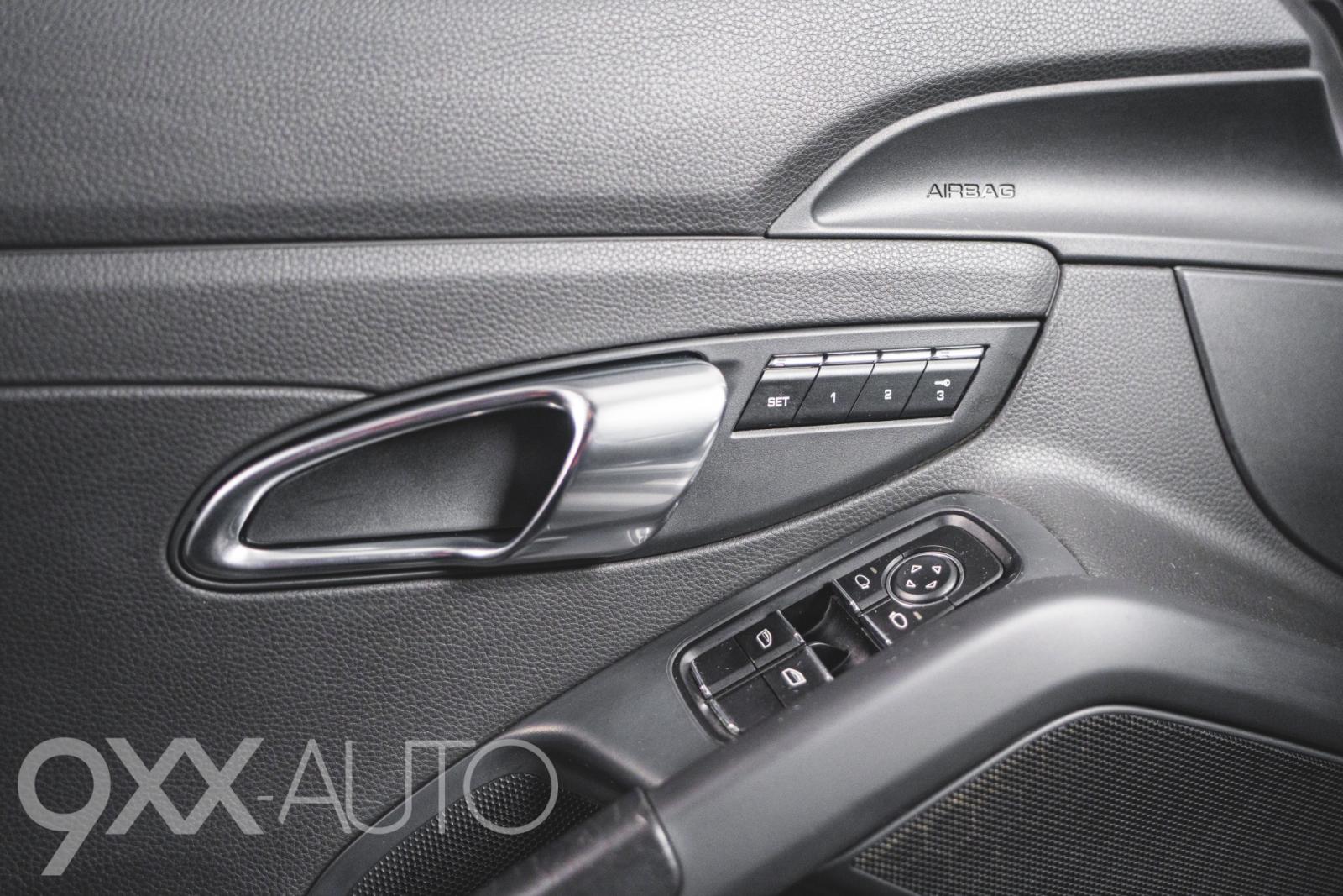 Valkoinen Porsche Boxster S 981 PDK