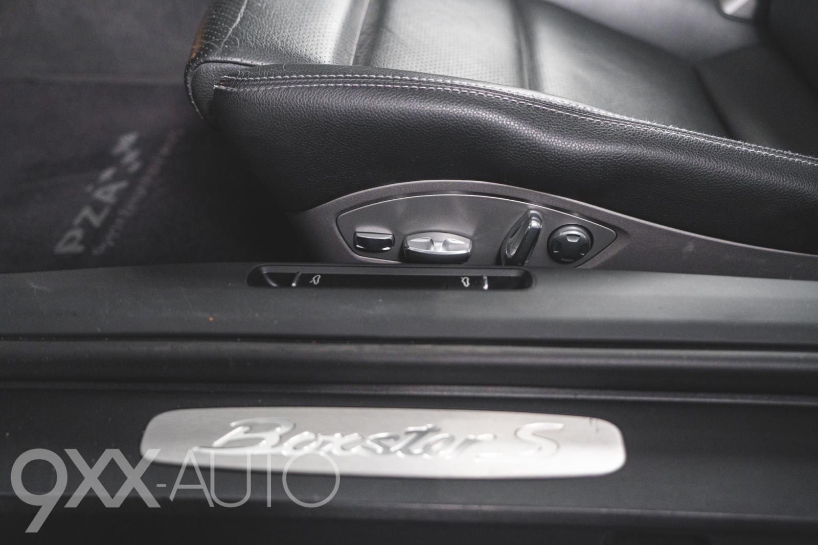 Valkoinen Porsche Boxster S 981 PDK