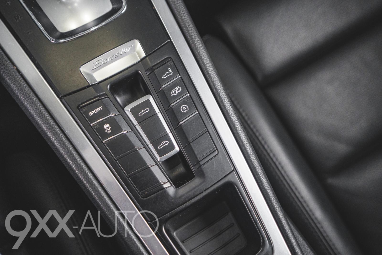 Valkoinen Porsche Boxster S 981 PDK