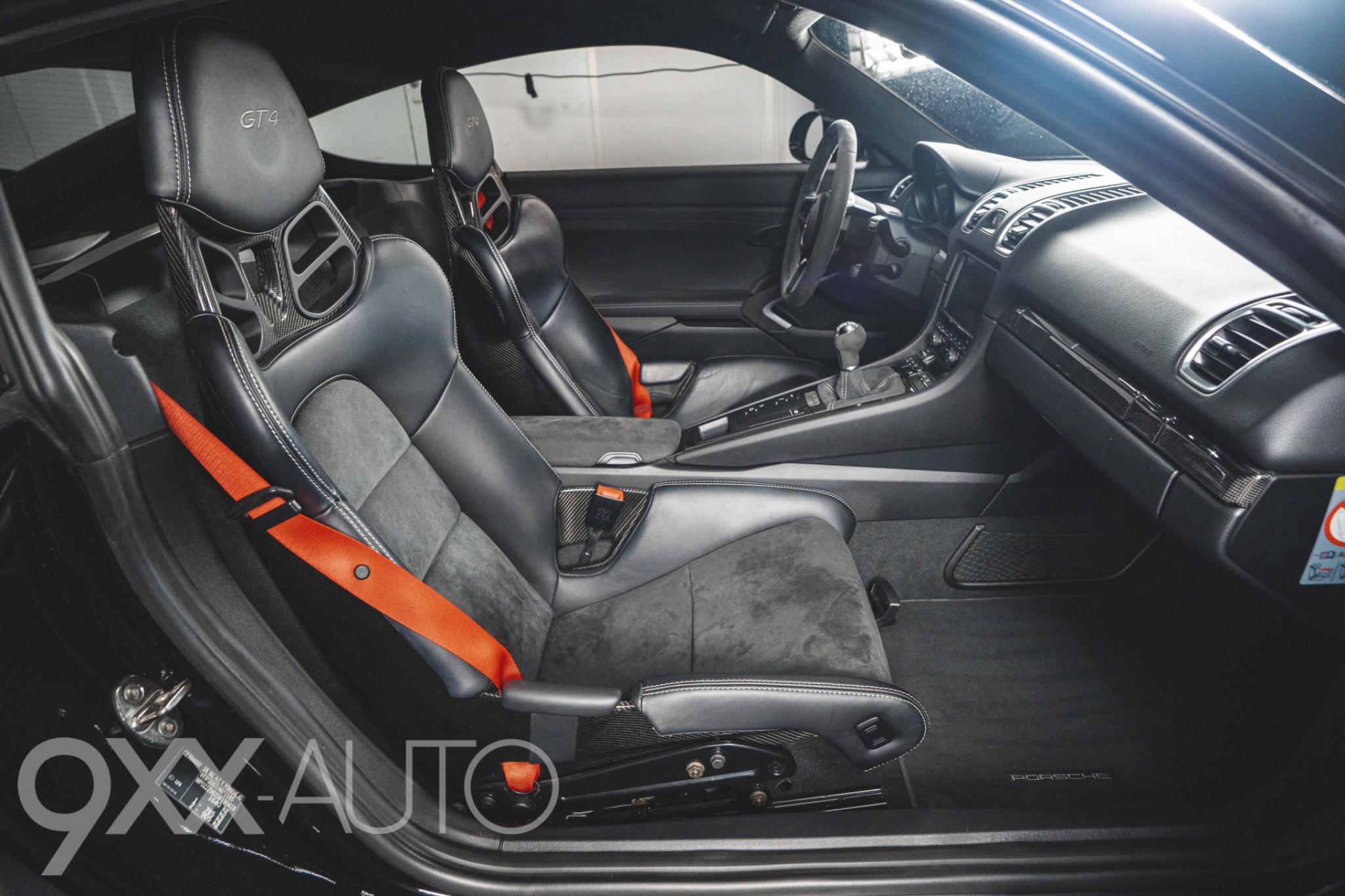 Musta Porsche Cayman 981 GT4 Manuaali