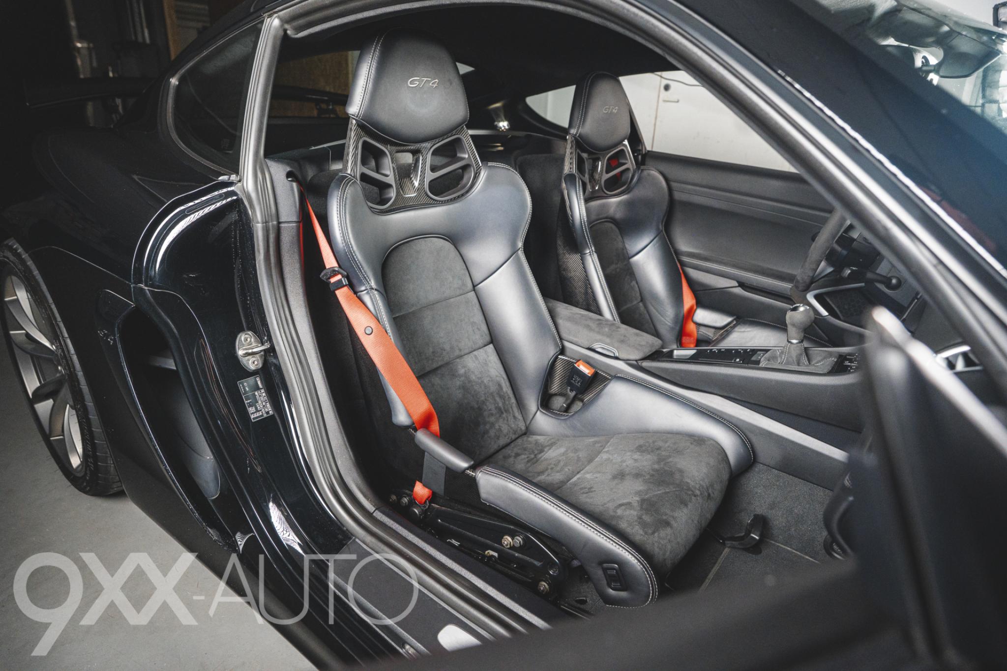 Musta Porsche Cayman 981 GT4 Manuaali