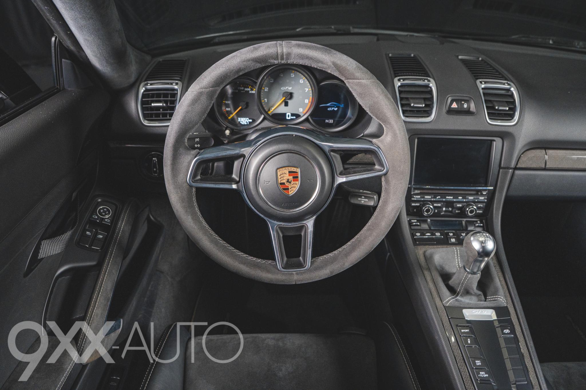 Musta Porsche Cayman 981 GT4 Manuaali