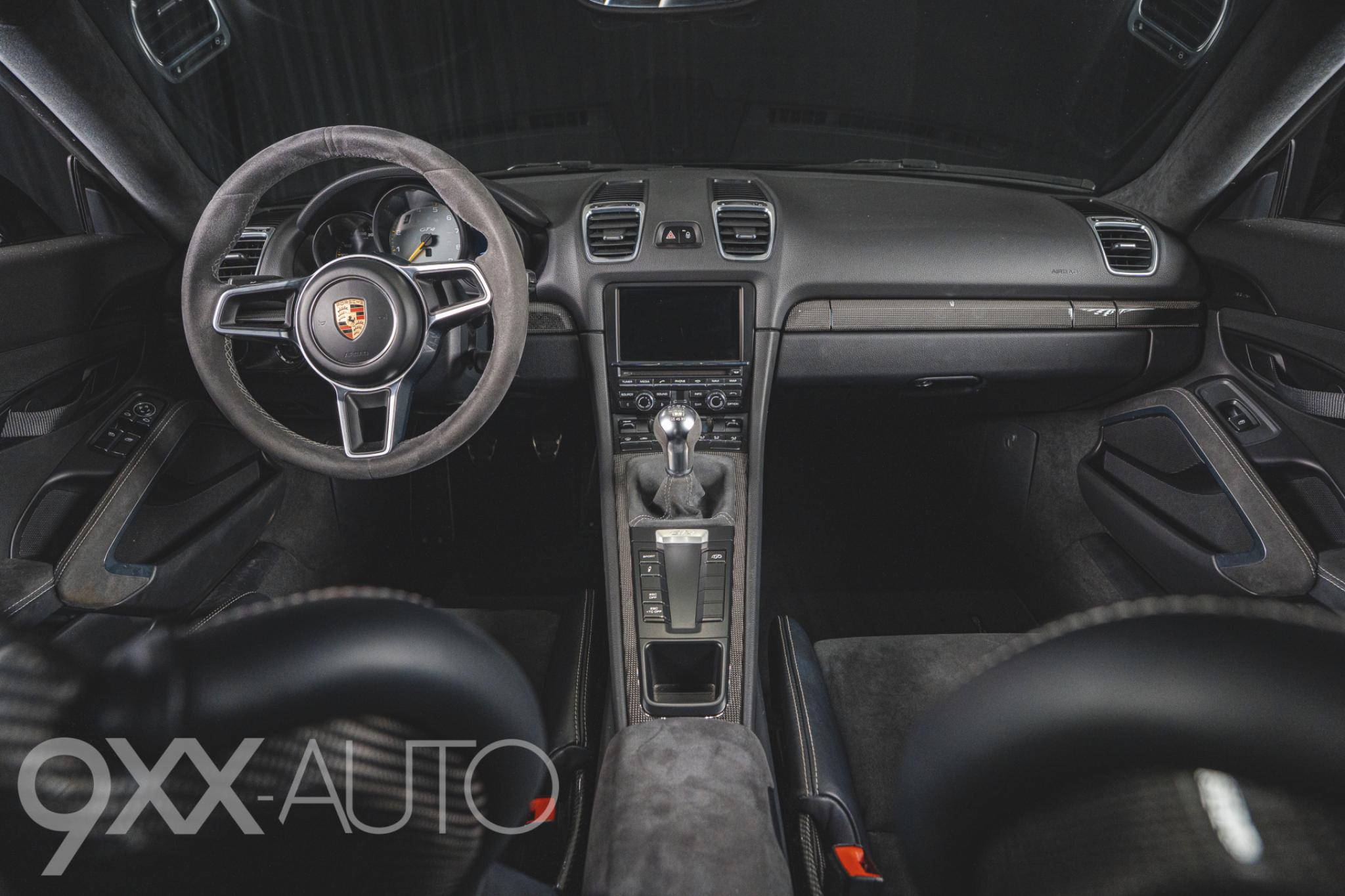 Musta Porsche Cayman 981 GT4 Manuaali