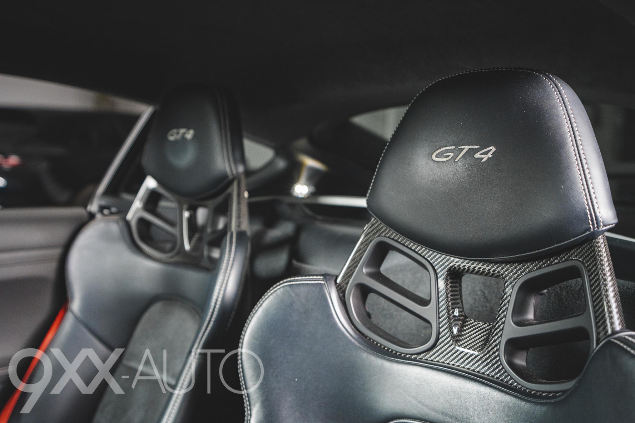 Musta Porsche Cayman 981 GT4 Manuaali