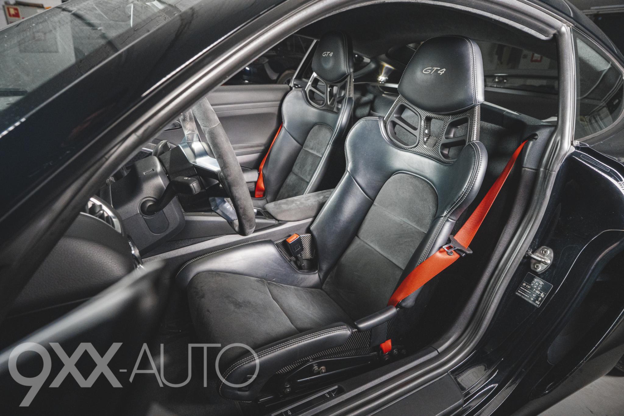 Musta Porsche Cayman 981 GT4 Manuaali