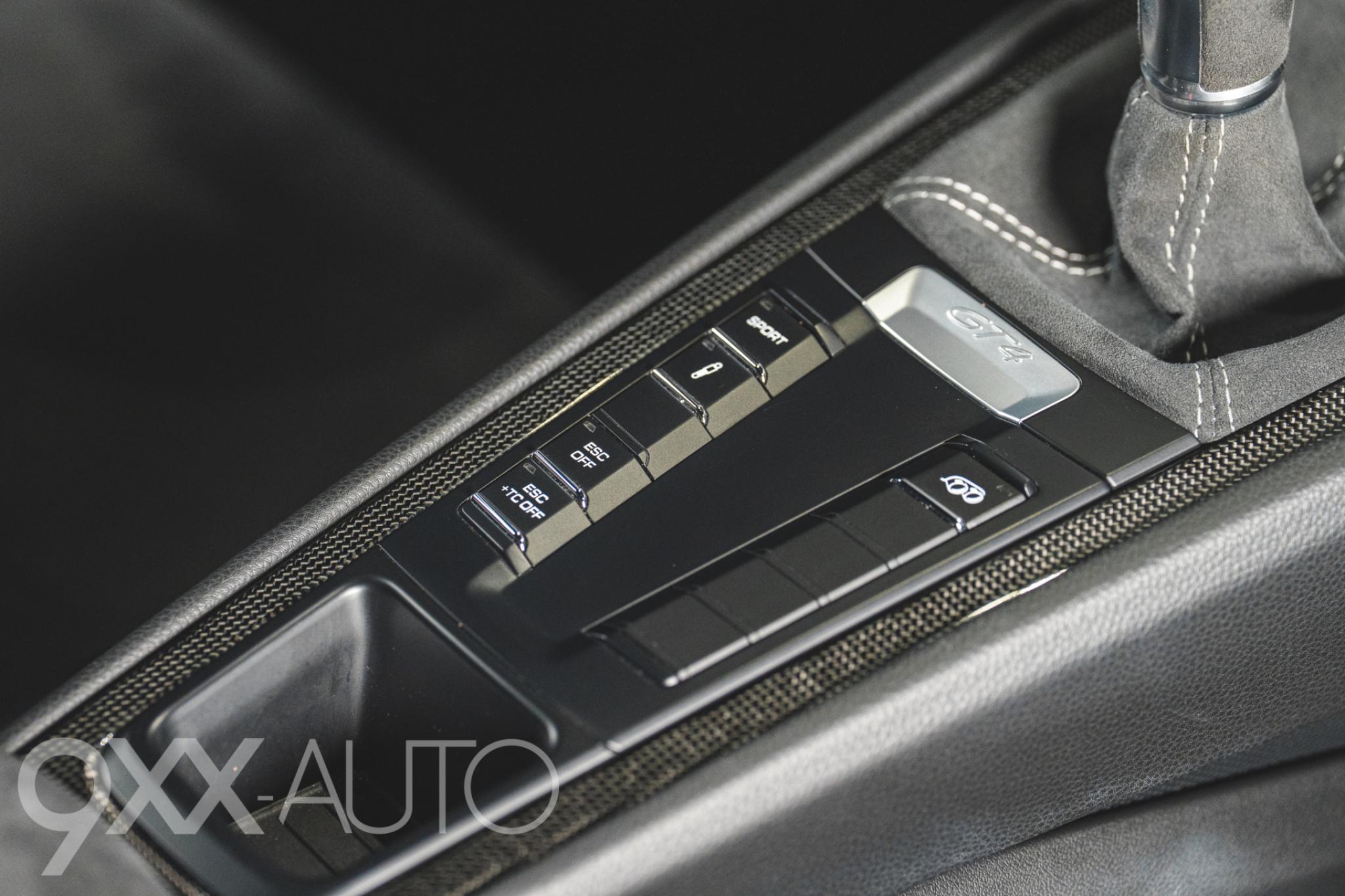 Musta Porsche Cayman 981 GT4 Manuaali