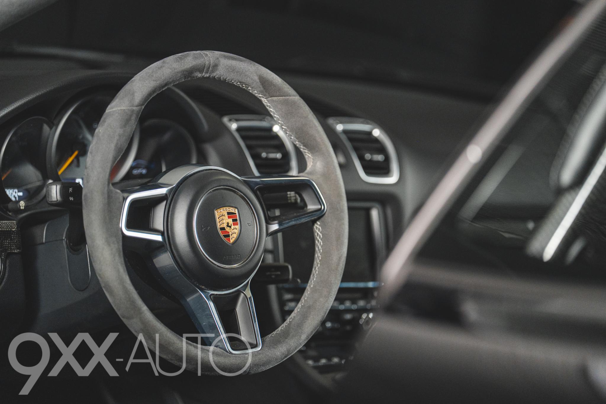 Musta Porsche Cayman 981 GT4 Manuaali