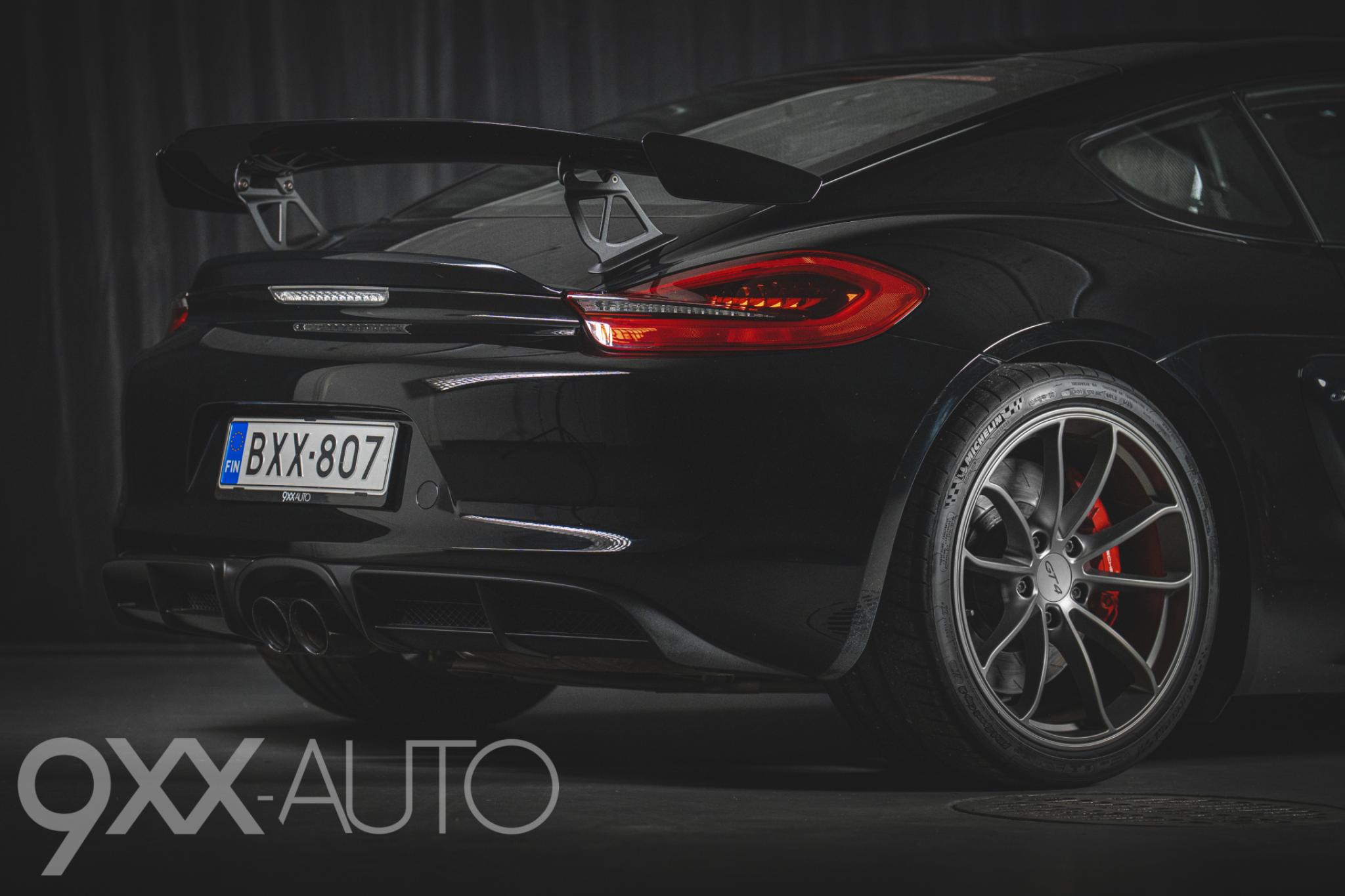 Musta Porsche Cayman 981 GT4 Manuaali