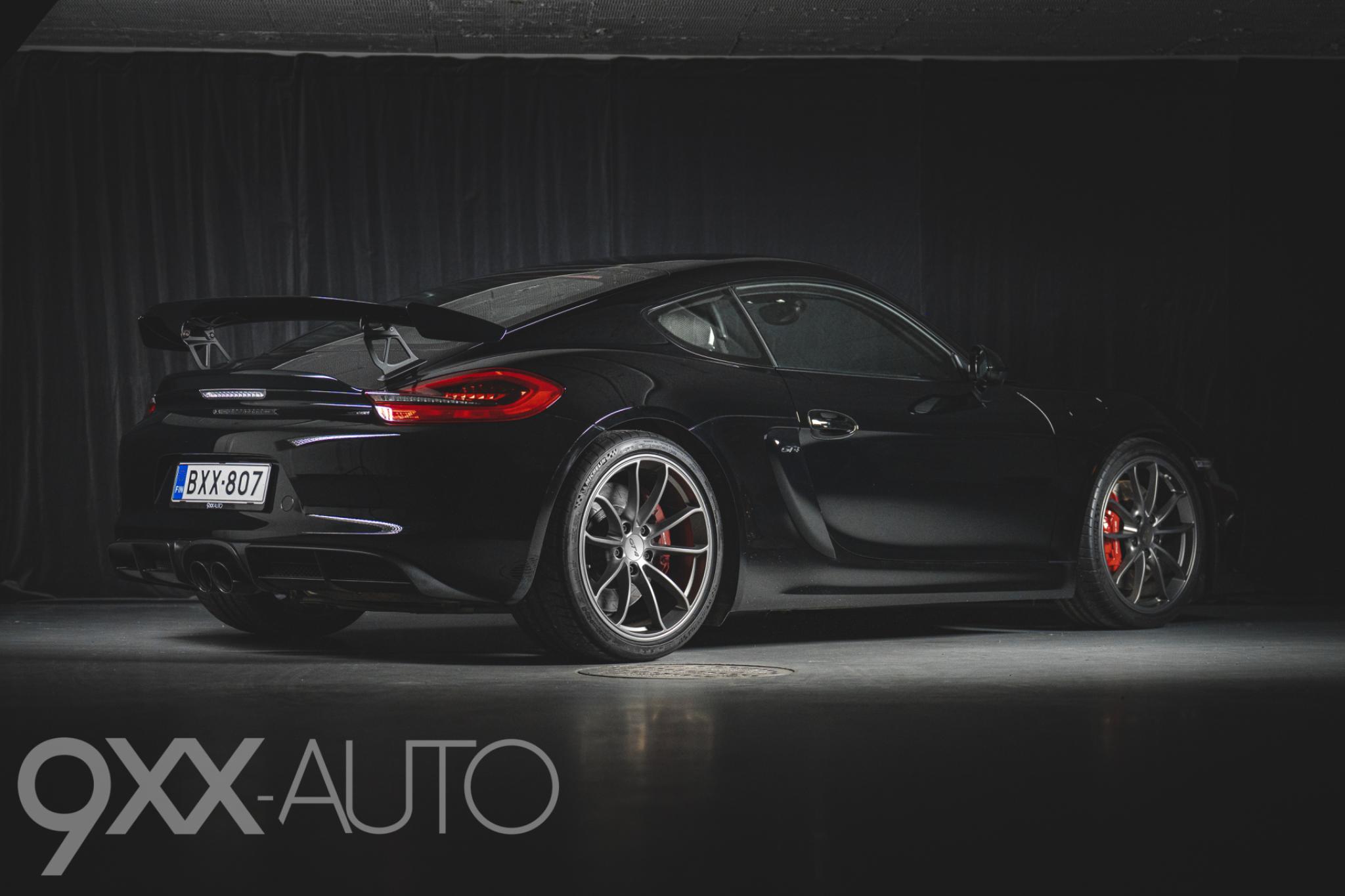 Musta Porsche Cayman 981 GT4 Manuaali