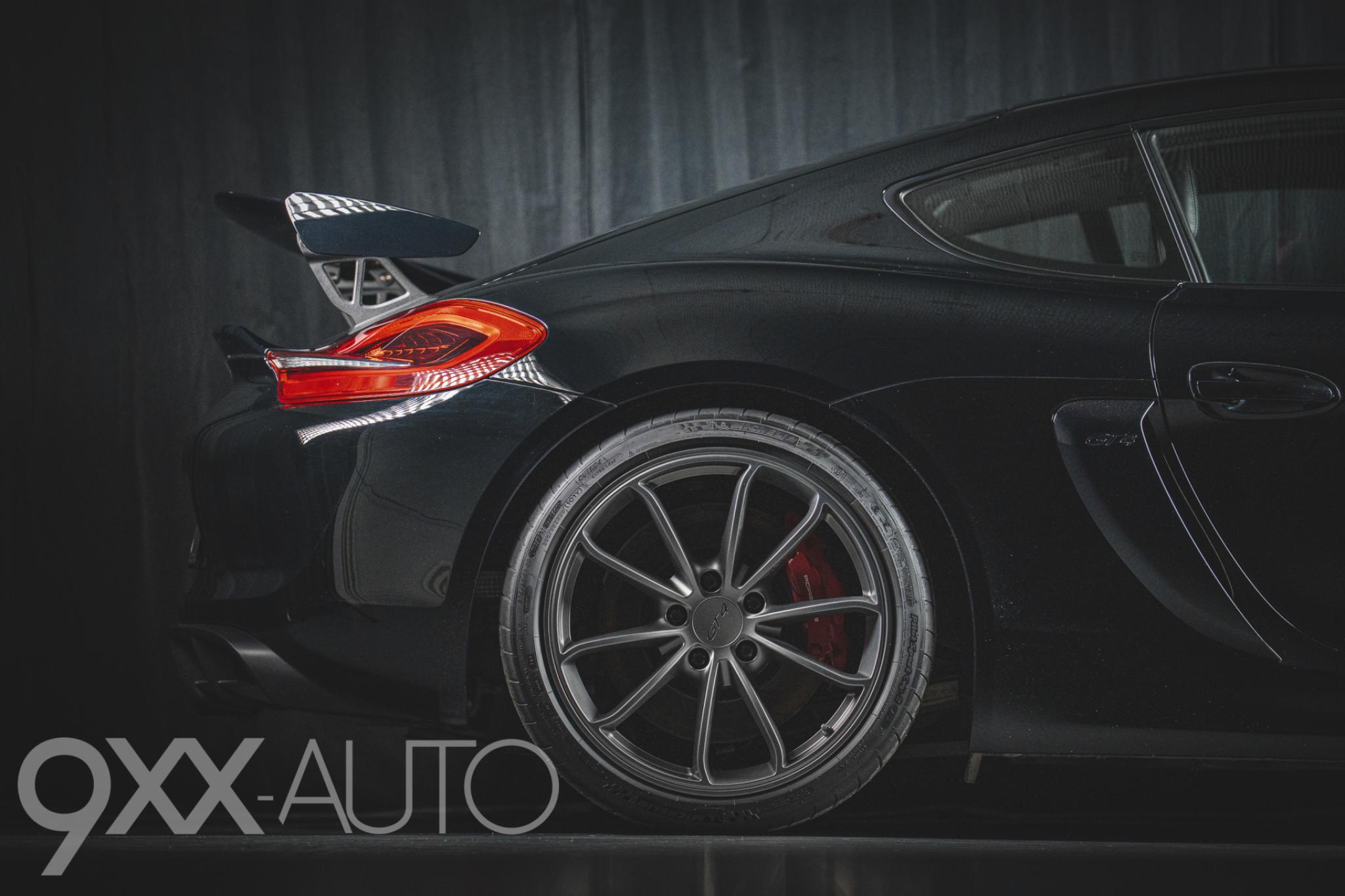 Musta Porsche Cayman 981 GT4 Manuaali