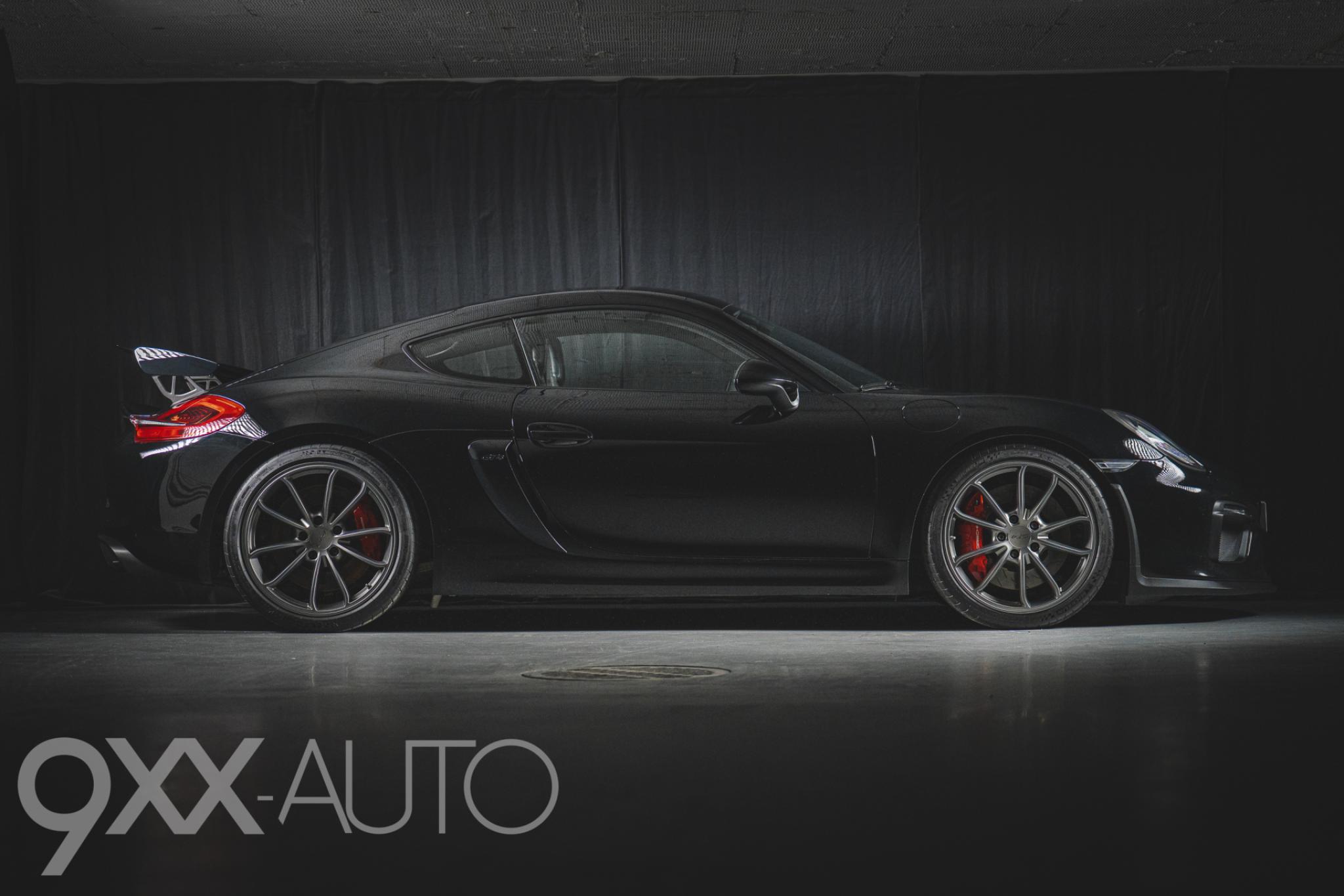 Musta Porsche Cayman 981 GT4 Manuaali