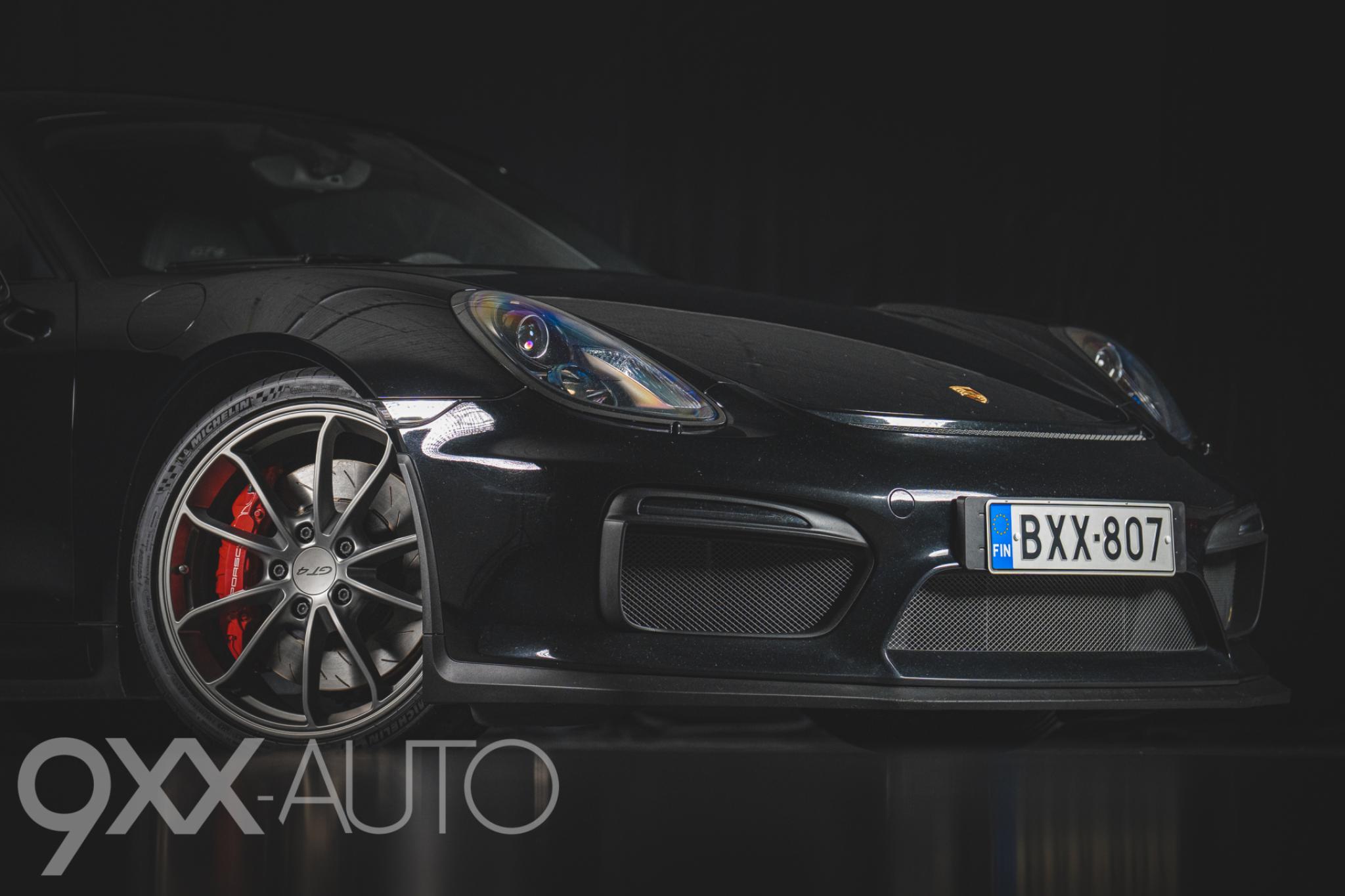 Musta Porsche Cayman 981 GT4 Manuaali
