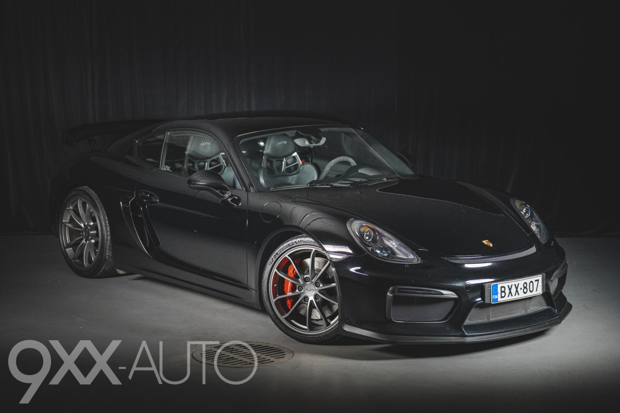 Musta Porsche Cayman 981 GT4 Manuaali