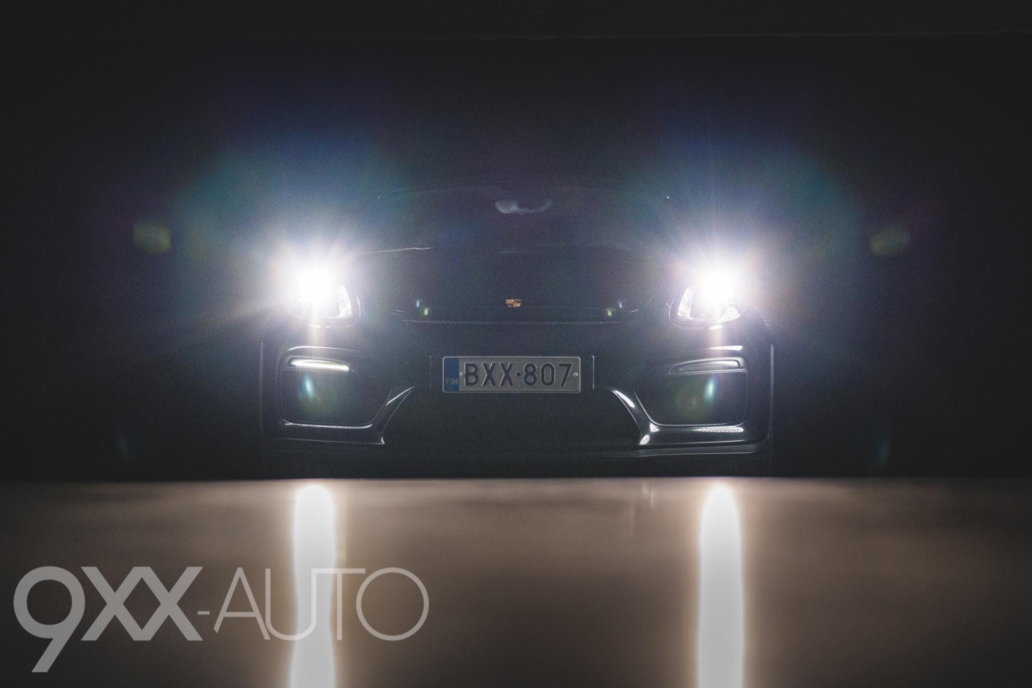 Musta Porsche Cayman 981 GT4 Manuaali