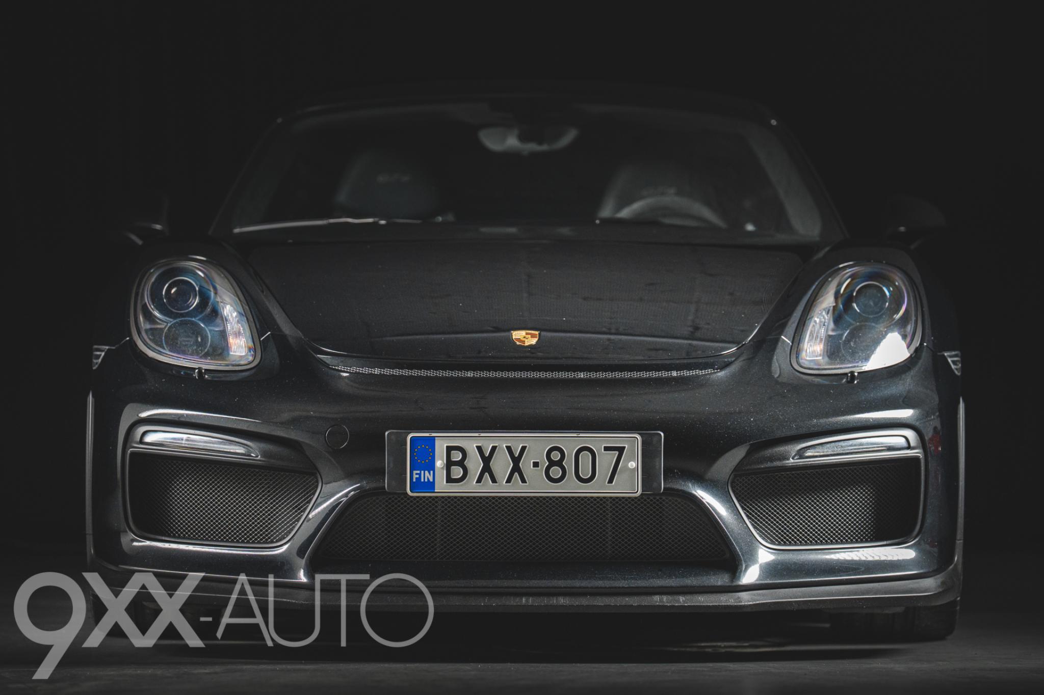 Musta Porsche Cayman 981 GT4 Manuaali