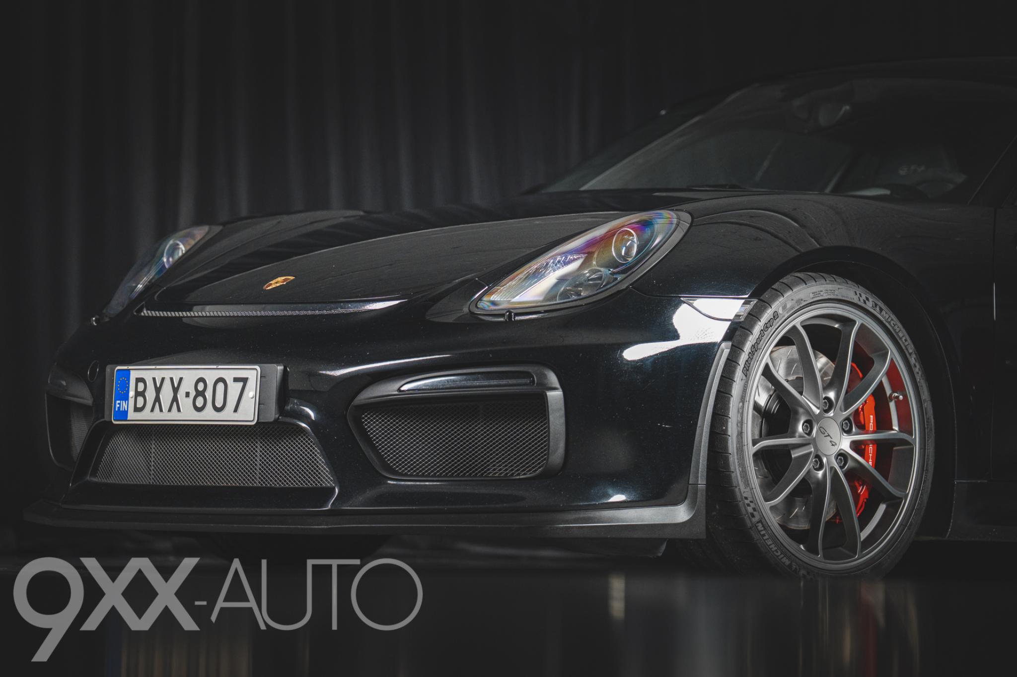 Musta Porsche Cayman 981 GT4 Manuaali