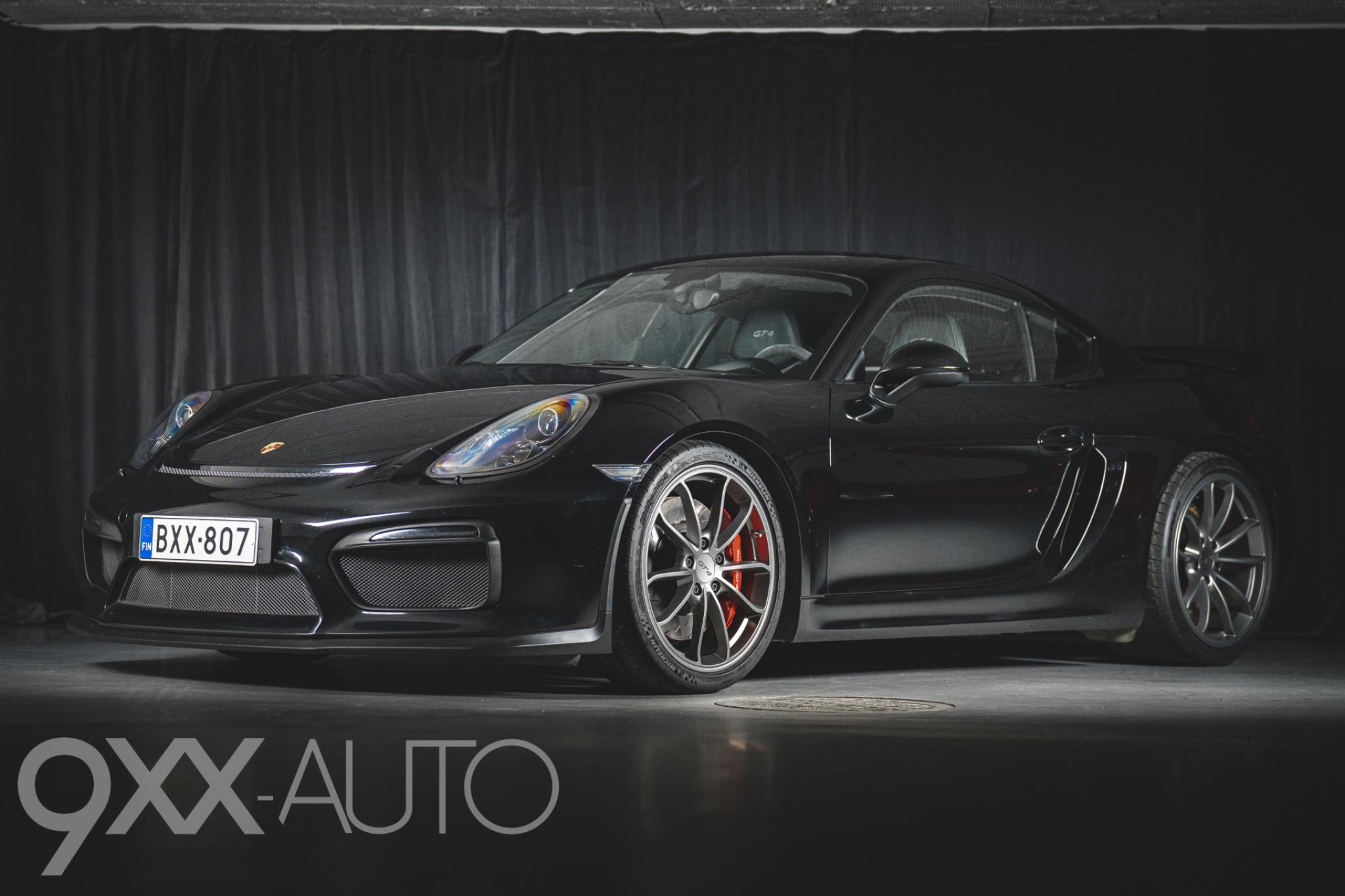 Musta Porsche Cayman 981 GT4 Manuaali
