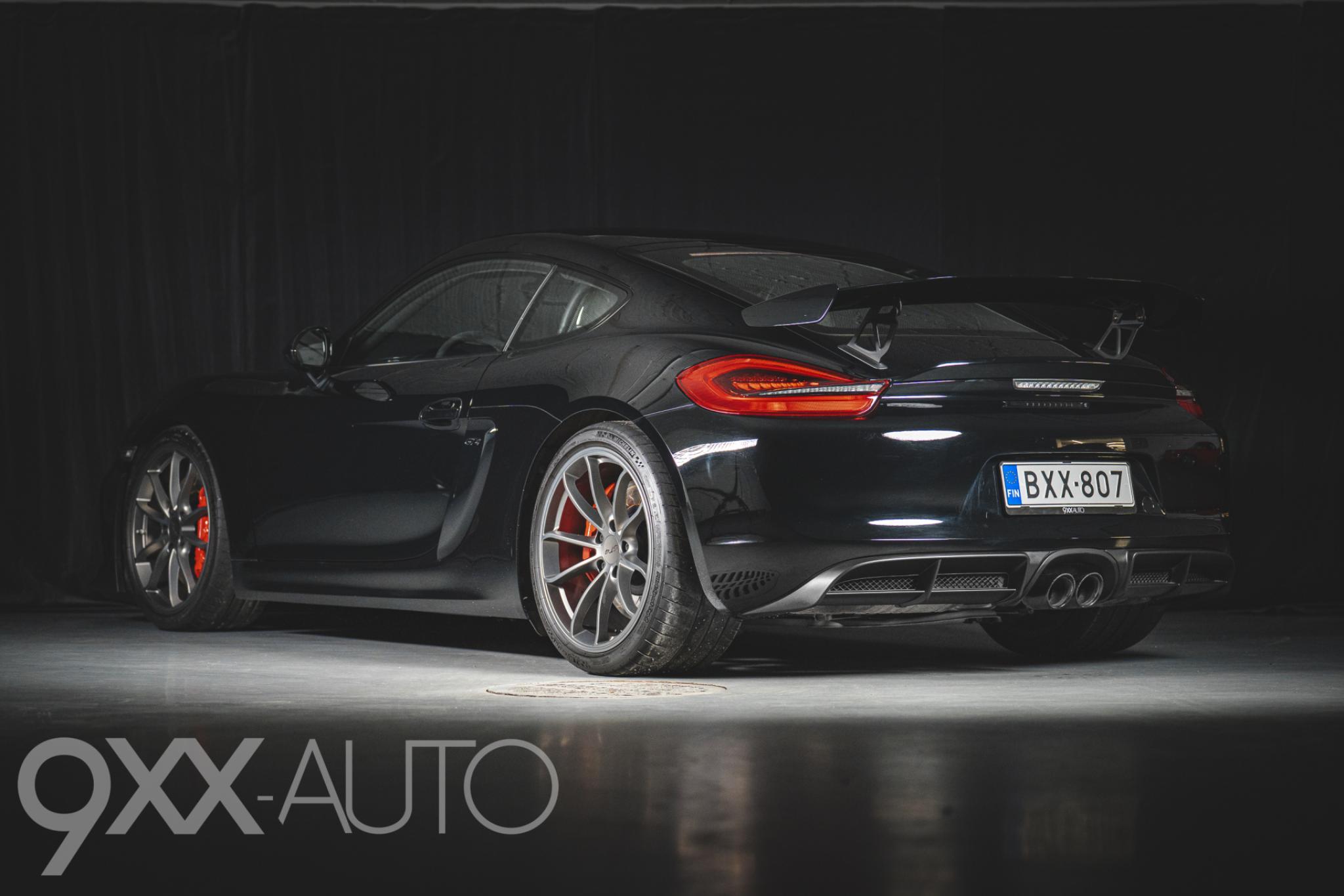 Musta Porsche Cayman 981 GT4 Manuaali