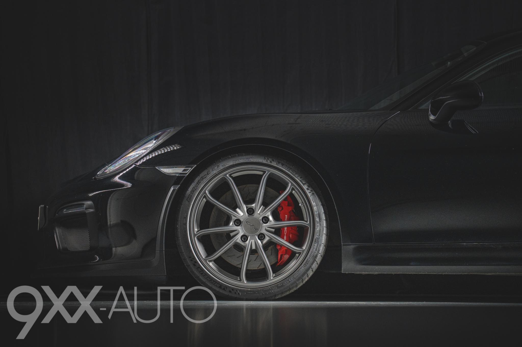 Musta Porsche Cayman 981 GT4 Manuaali