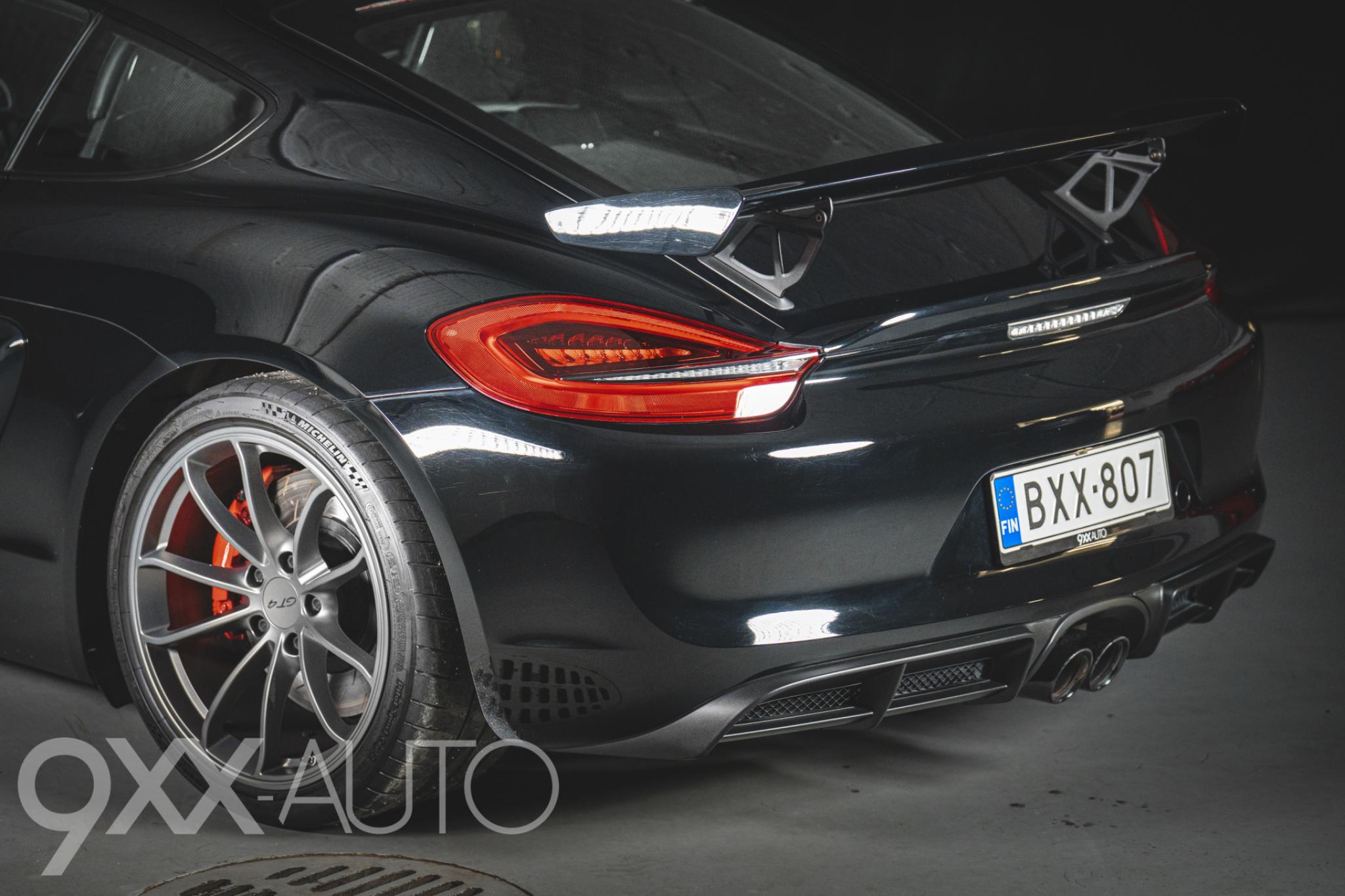 Musta Porsche Cayman 981 GT4 Manuaali
