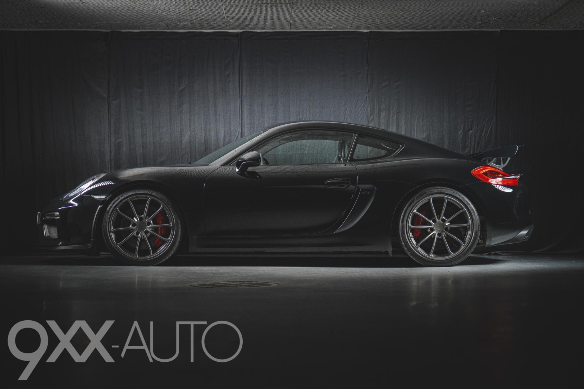 Musta Porsche Cayman 981 GT4 Manuaali