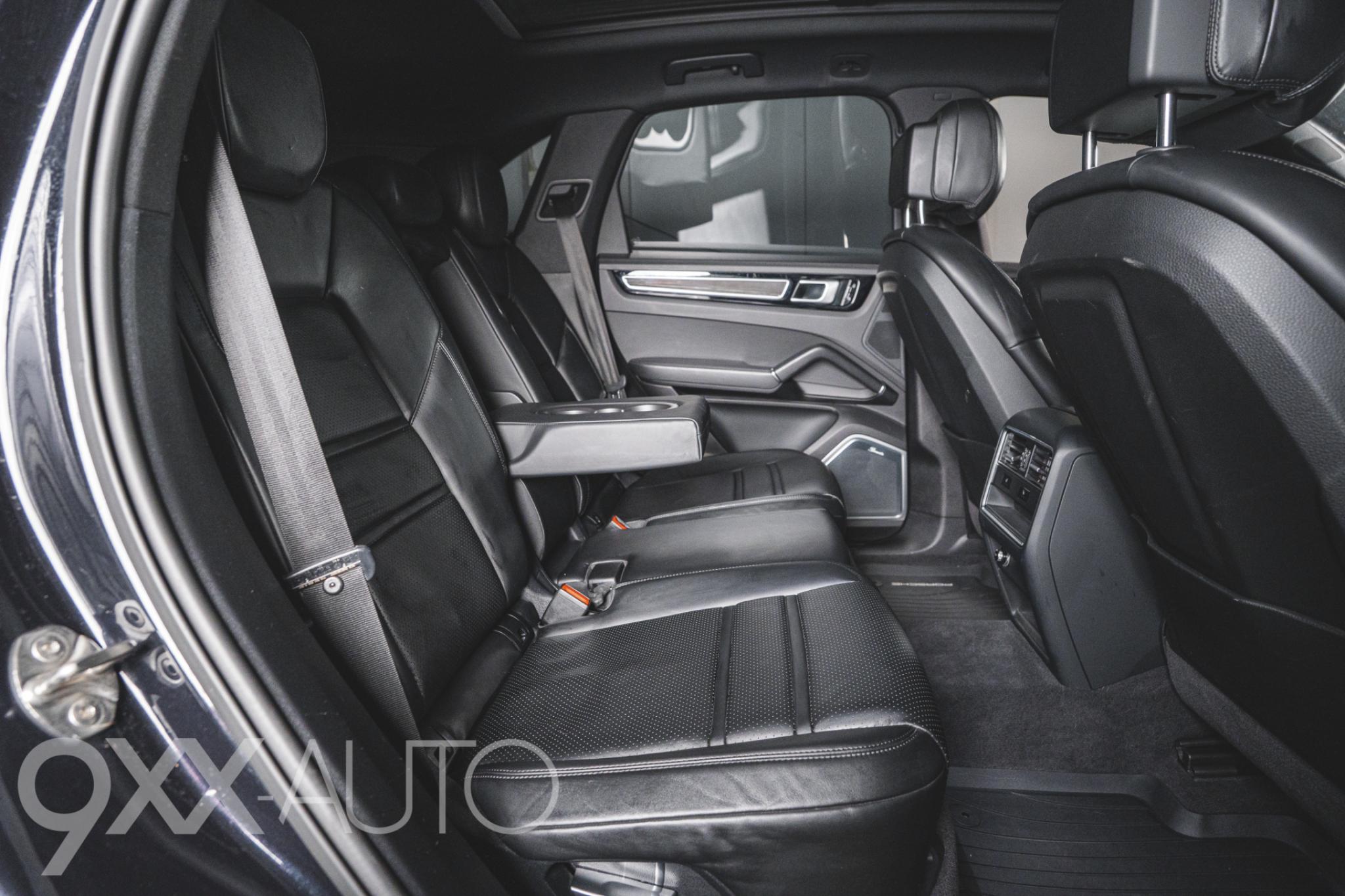 Musta Porsche Cayenne 3.0 V6 E-Hybrid 14,1kW *Huippuvarusteet!*