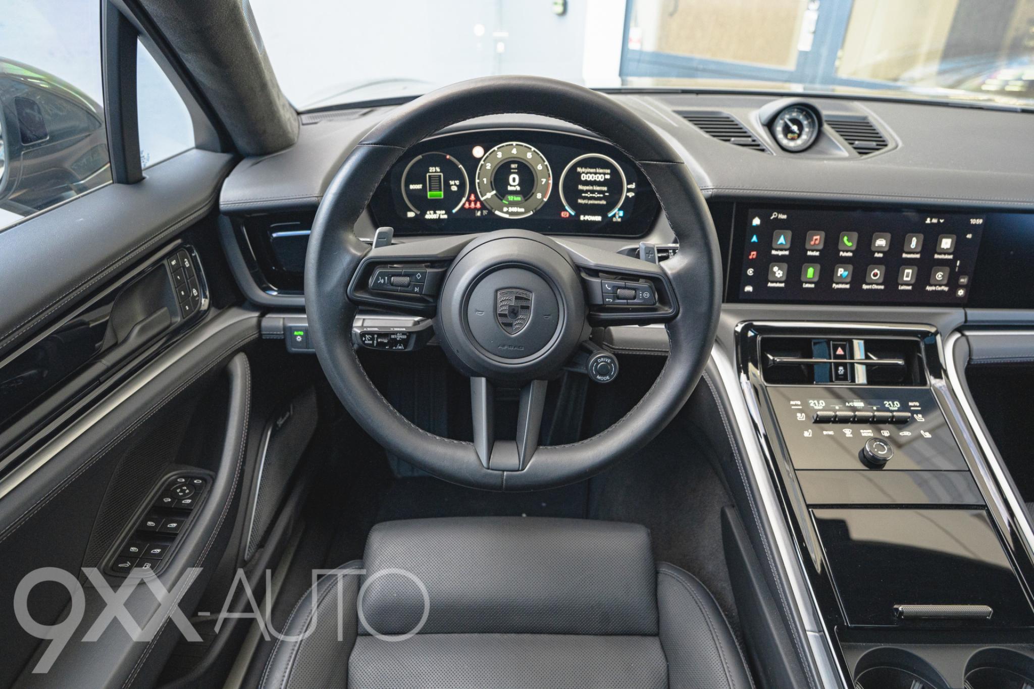 Vihreä Porsche Panamera Turbo e-Hybrid