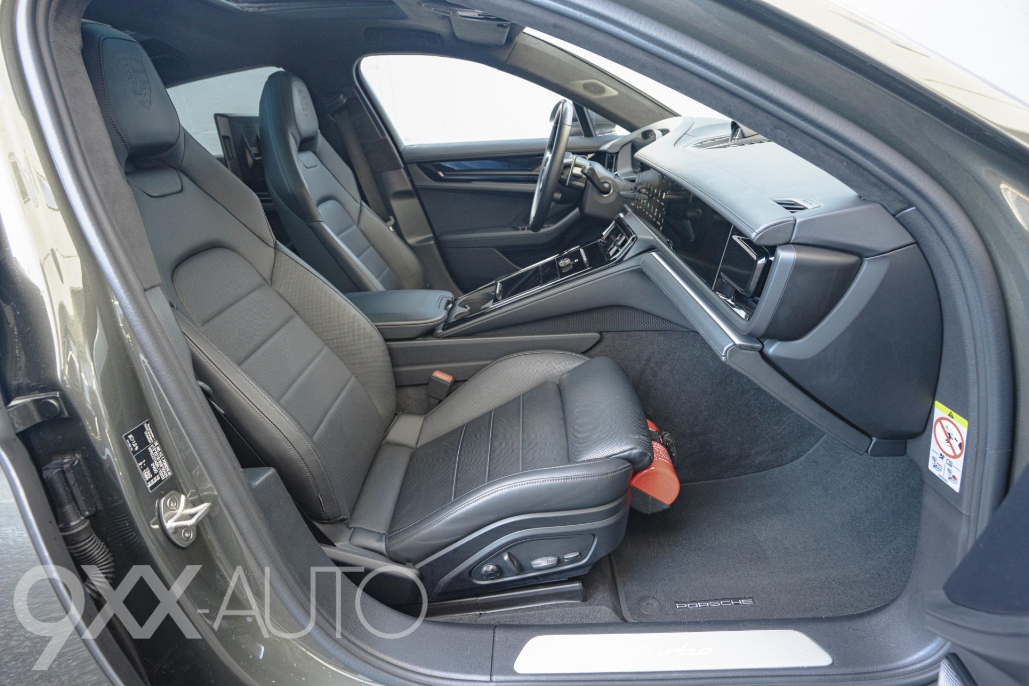 Vihreä Porsche Panamera Turbo e-Hybrid