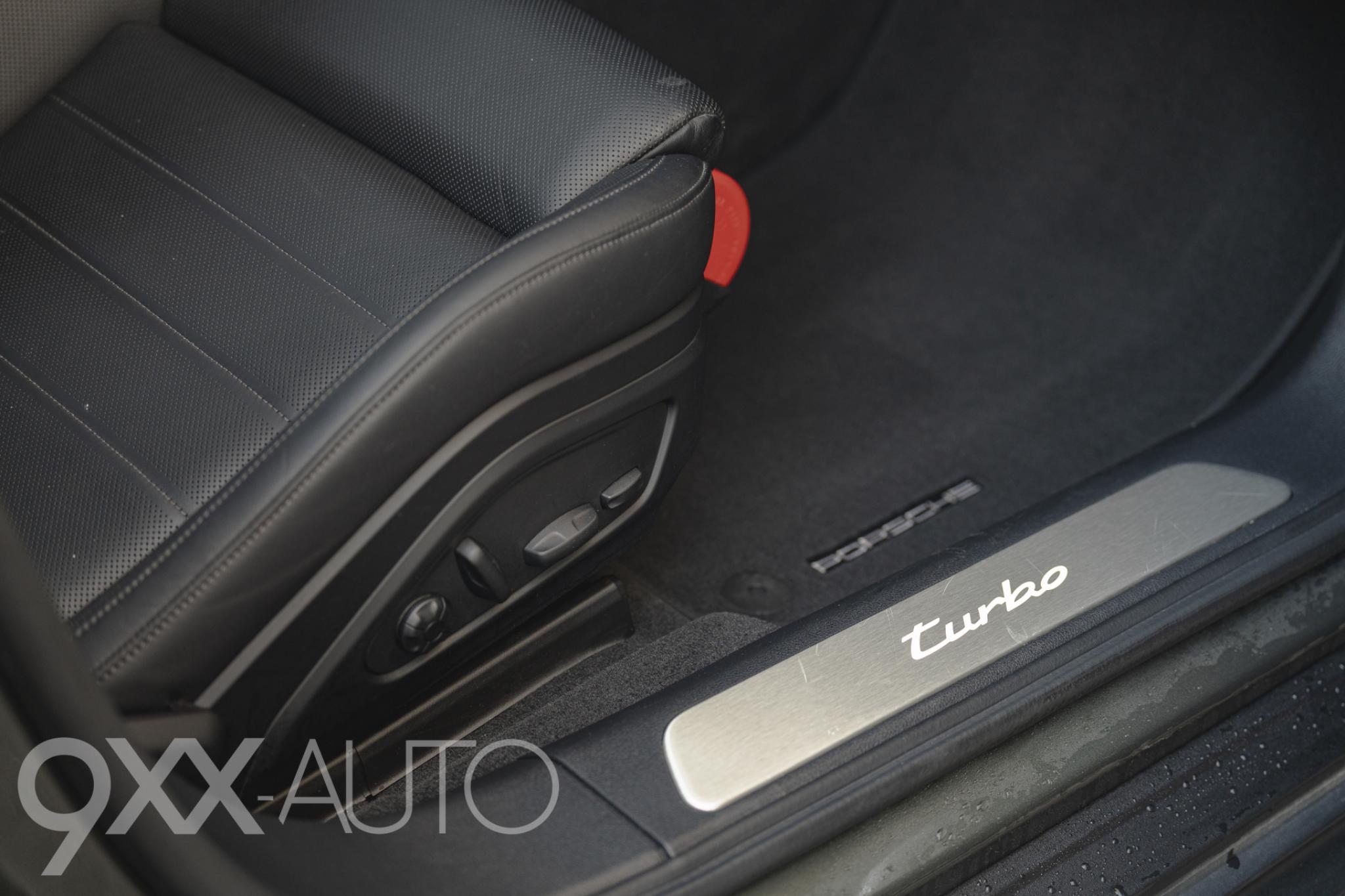 Vihreä Porsche Panamera Turbo e-Hybrid