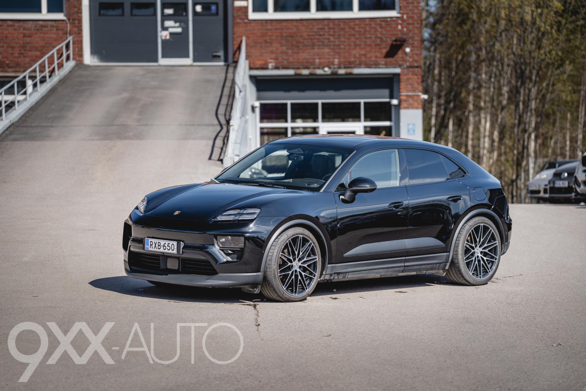 Musta Porsche Macan 4 Advantage Package Plus
