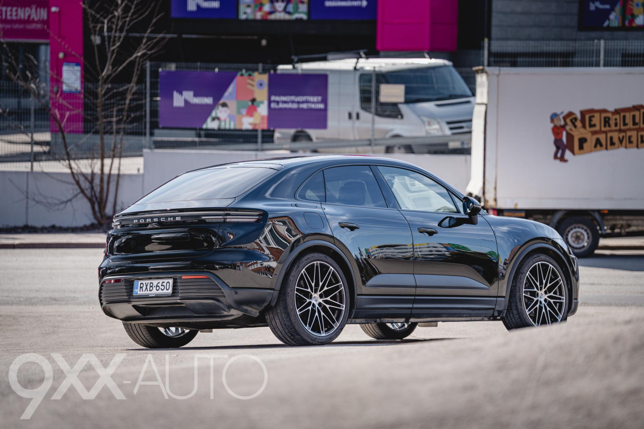 Musta Porsche Macan 4 Advantage Package Plus