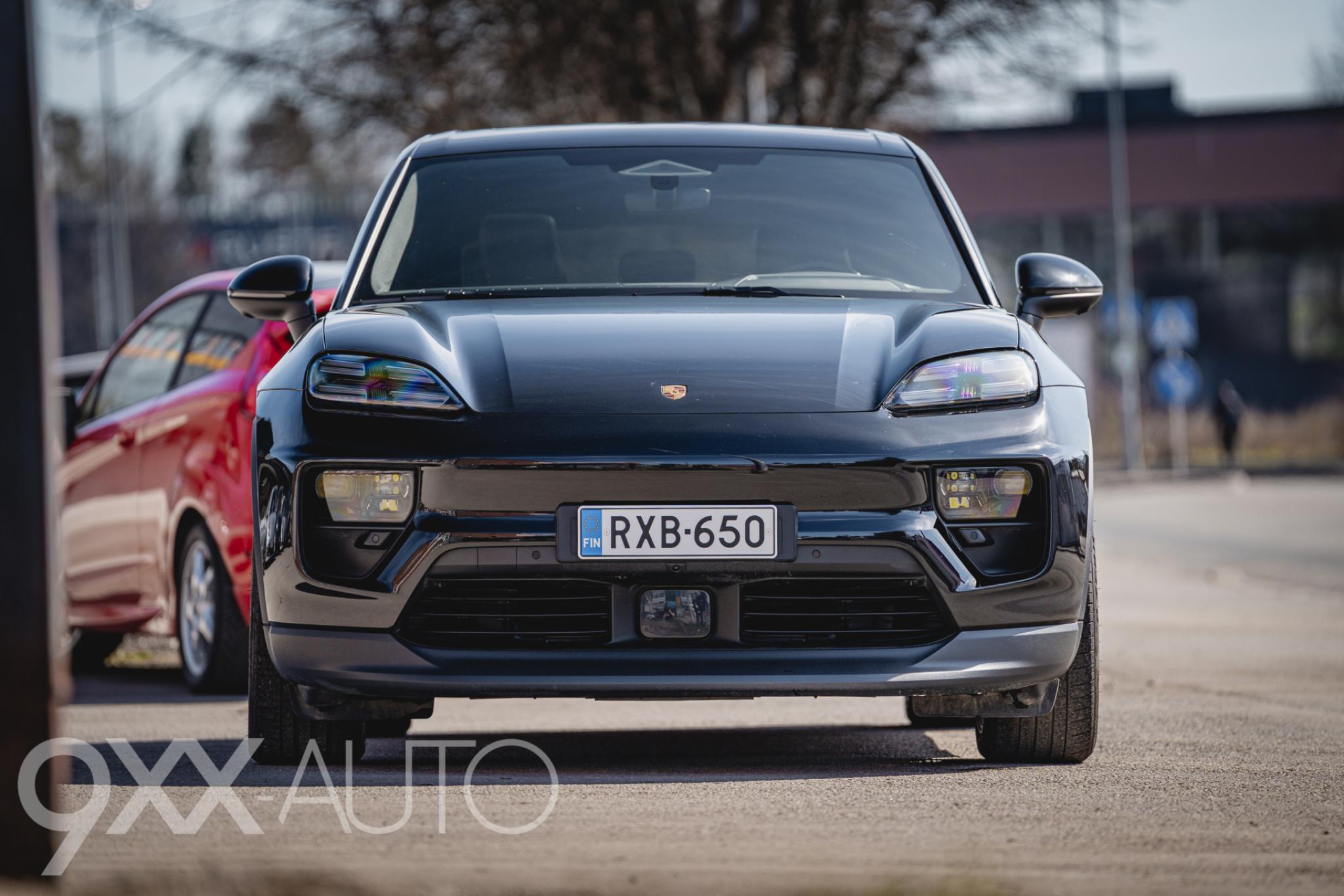 Musta Porsche Macan 4 Advantage Package Plus