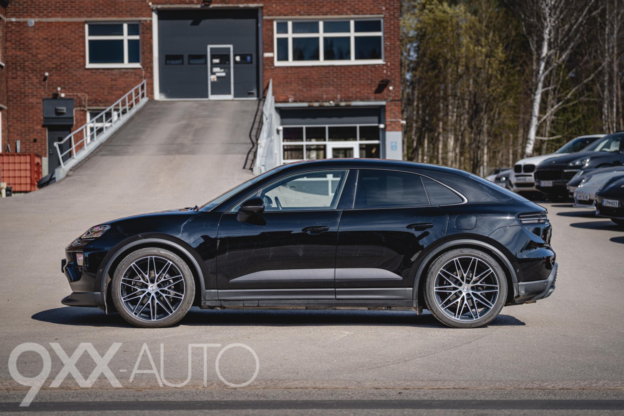 Musta Porsche Macan 4 Advantage Package Plus