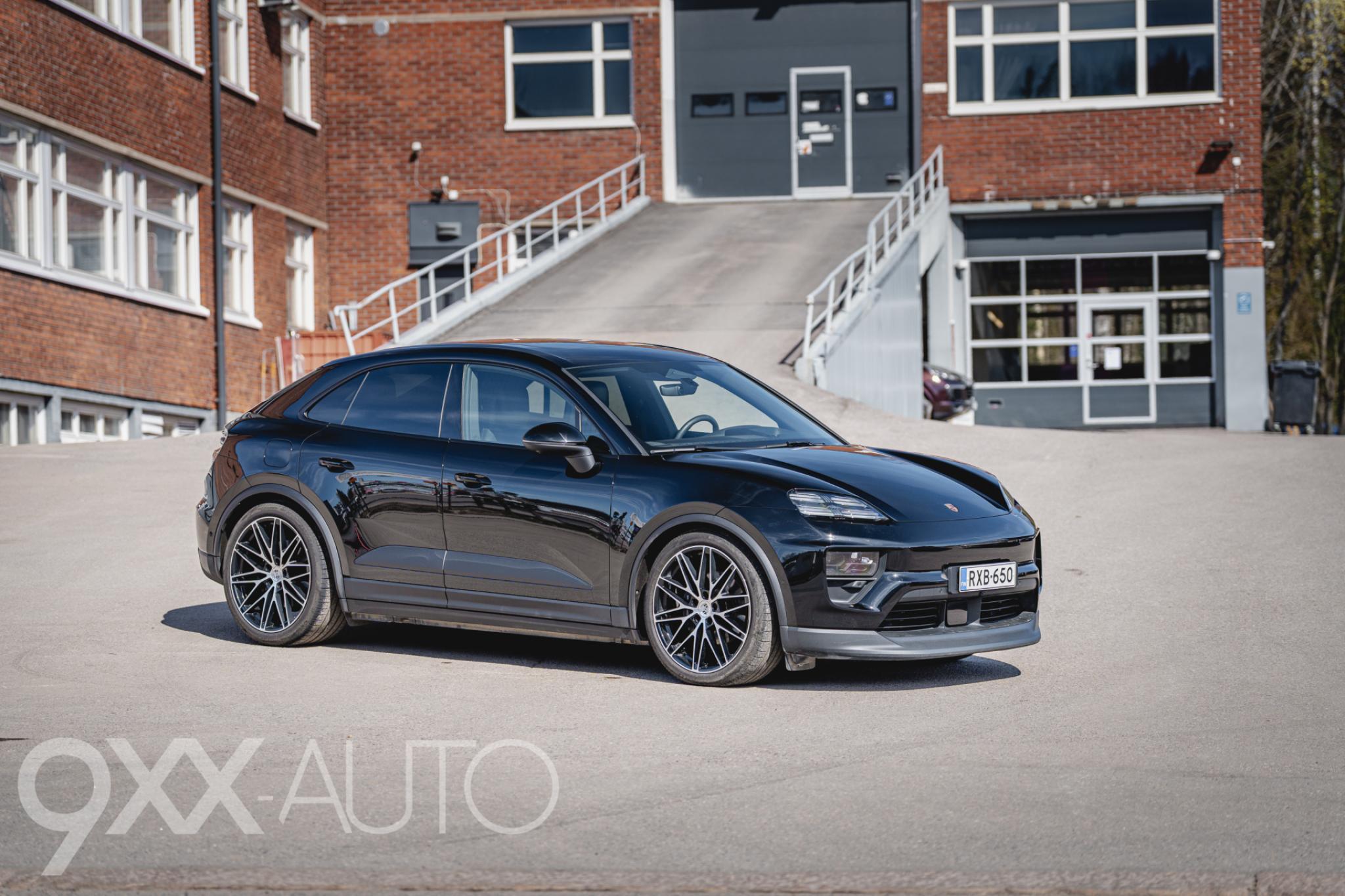 Musta Porsche Macan
